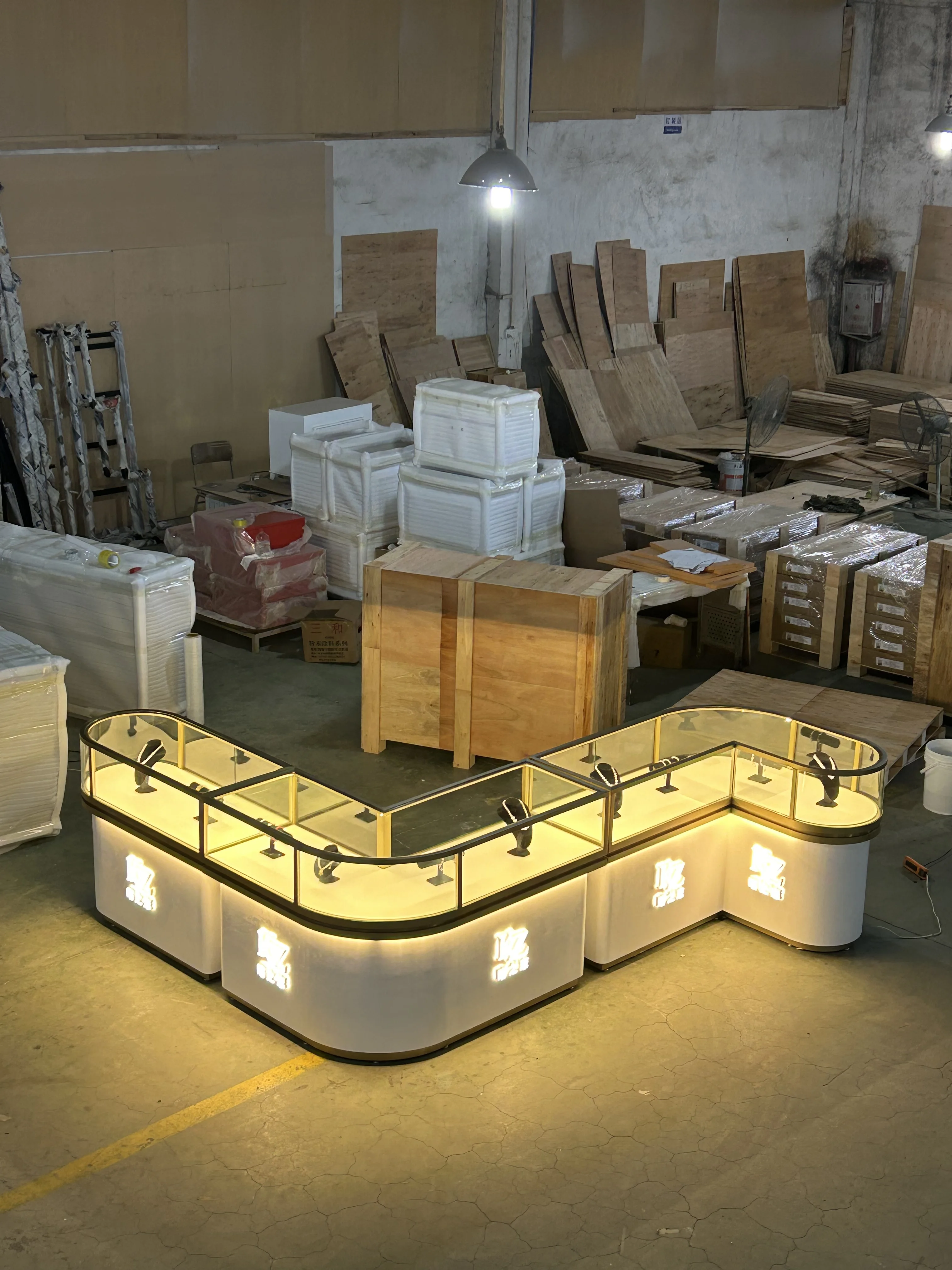 High-End Gold Jewelry Store Display Cabinet Wooden Glass Showcase Round Stainless Steel Jewellery Counter Shop Design Showcase