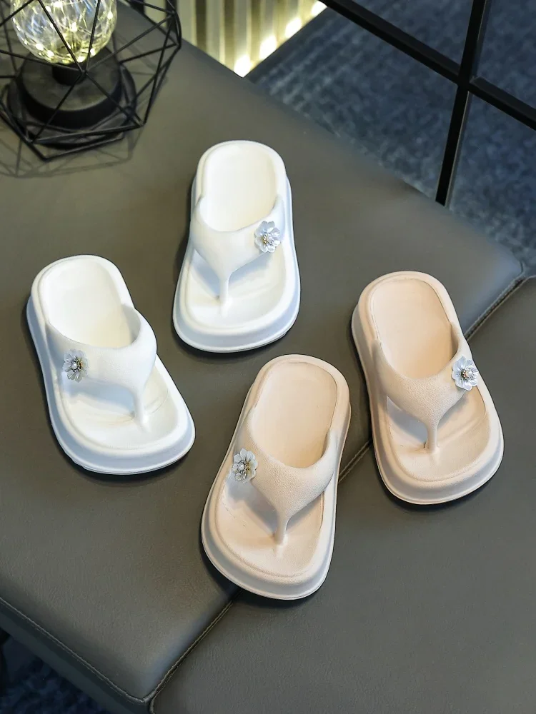 Neue Plateau-Flip-Flops für Damen im Sommer, Größe erhöhen 2025, neue Strandhausschuhe am Meer