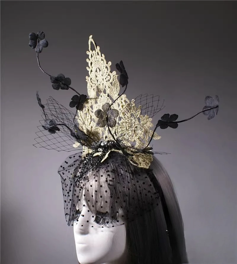 Gouden driehoek overdreven podium catwalk model catwalk decoratie concurrentie mysterieuze sluier haaraccessoires pompeuze hoofddeksel