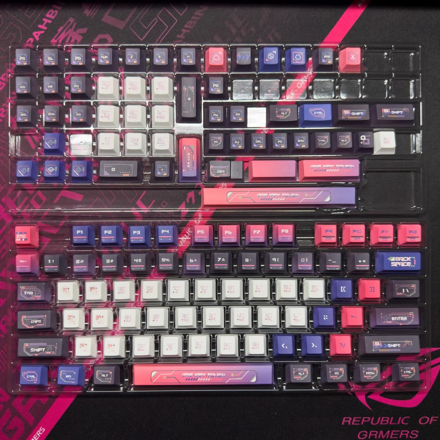 คีย์แคปคีย์บอร์ดแบบกลไก Ultimate Cyber PBT Dye-Sublimation ชุด 130 ชิ้น บรรจุกล่องและถุง ใช้ได้กับคีย์บอร์ดมาตรฐานส่วนใหญ่