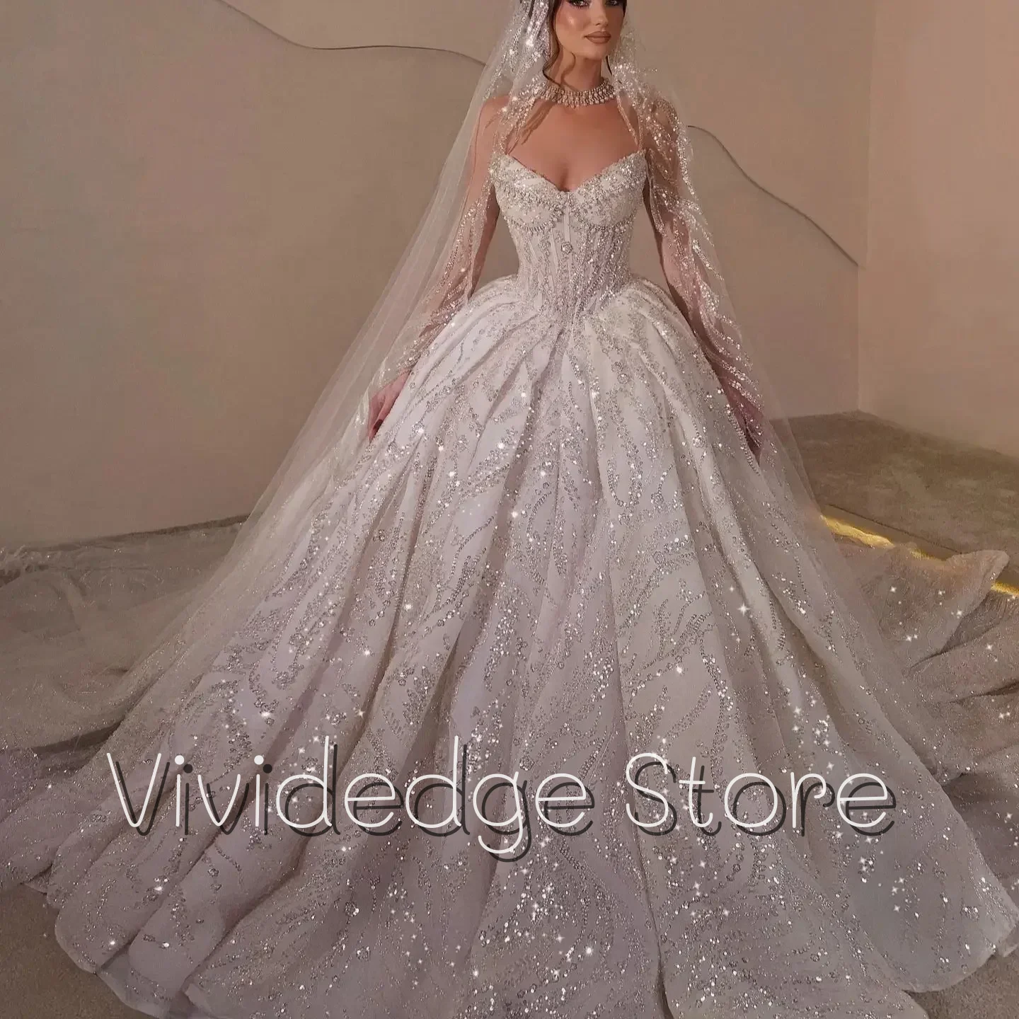 Robes de mariée arabes blanches de luxe, col en v, paillettes perlées, sans bretelles, plissées, robes de mariée personnalisées