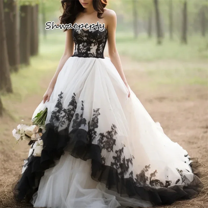 Abito da sposa classico in bianco e nero con applicazioni in pizzo a strati Sweetheart Lace-Up A Line Abiti da sposa gotici lunghi 2024 personalizzati