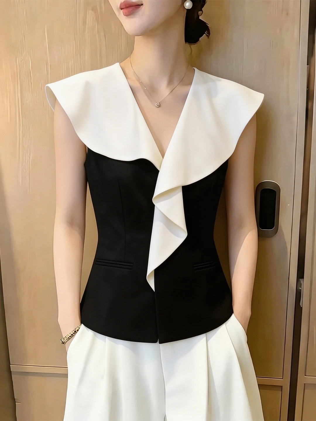 Summer Design Sense Oversized Women's Top with Lace Trim V-Neck Sleeveless Vest Retro Color Block Placket Regular Length