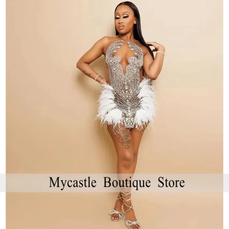 Maßgeschneiderte sexy kurze Heimkehr-Partykleider 2025, weiße Pailletten, Federdekoration, Geburtstags-Cocktailkleider
