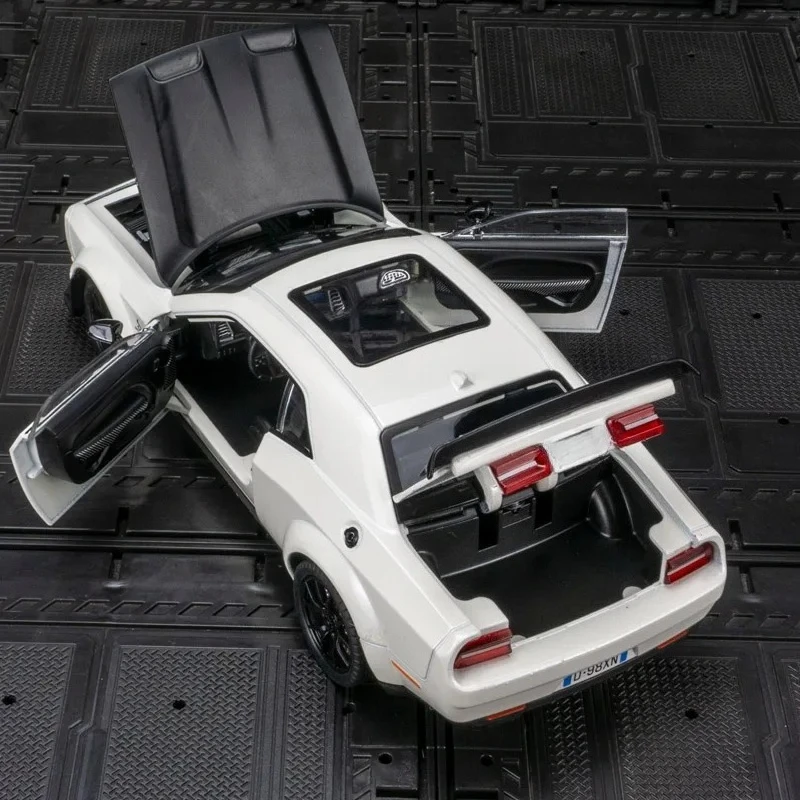 Für 1:24 Simulation von Dodge Hellcat Legierungs-Sportwagenmodell, Türen und Motorhaubenkoffer können für die Kinderspielzeugkollektion geöffnet werden