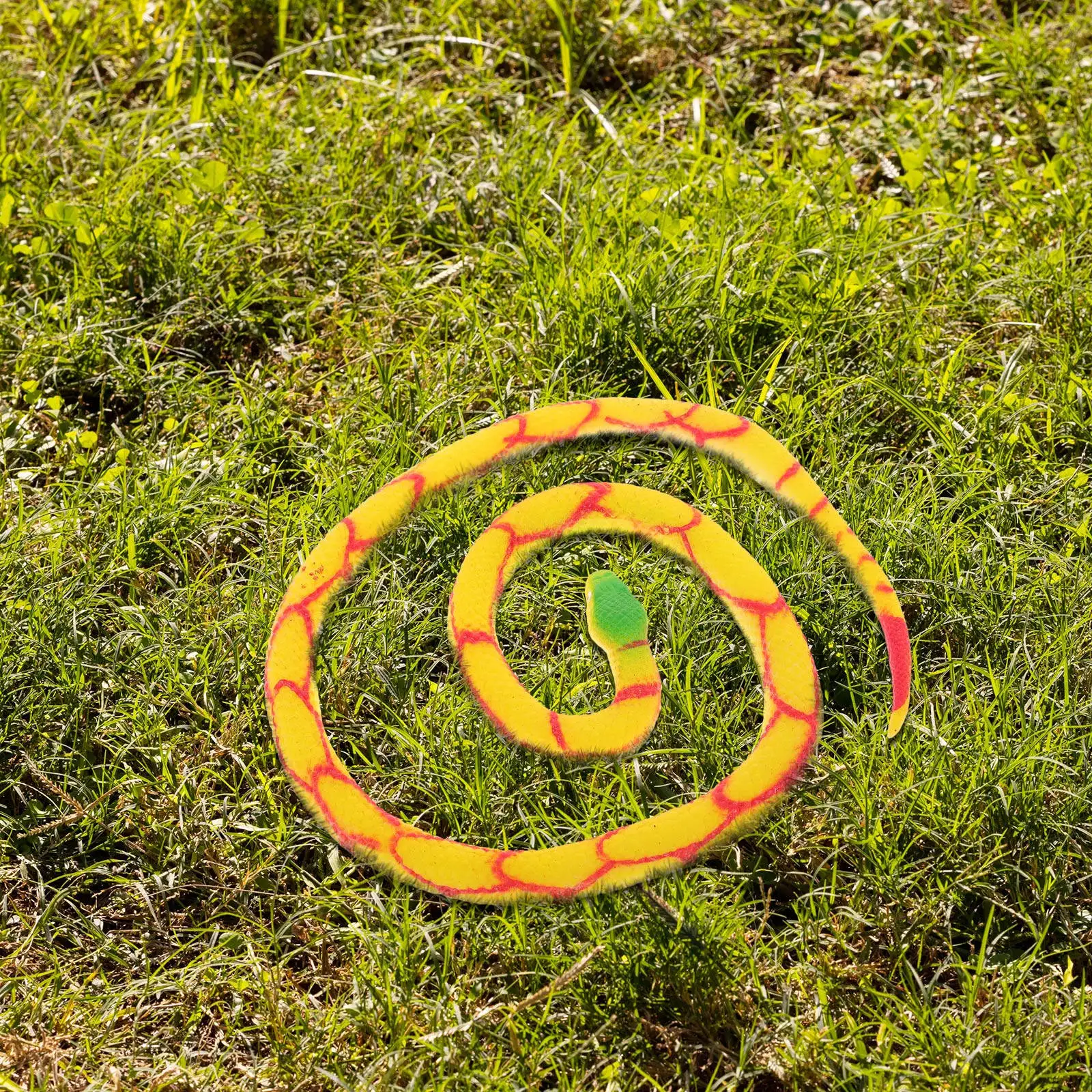 Realistic 100cm Snake Figure Ornament for Garden & Home Decor – Vivid Colors, Lifelike Pose, Reptile-Themed Decoration