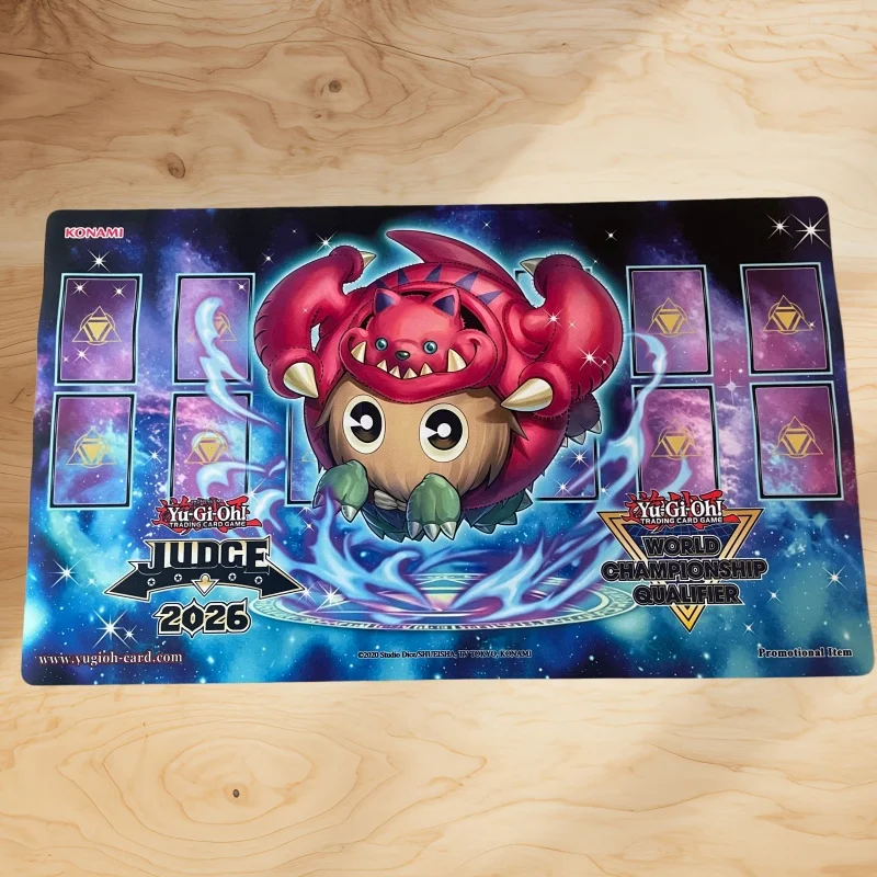 600x350mm YGO Griffoh Theme JUDGE 2026 Sammelkarten-Spielmatte Yu-Gi-Oh! 1,5mm Nahtlose Gummi-Spielbrettmatte für Brettspiele und Karten, Spielzeug-Geschenk