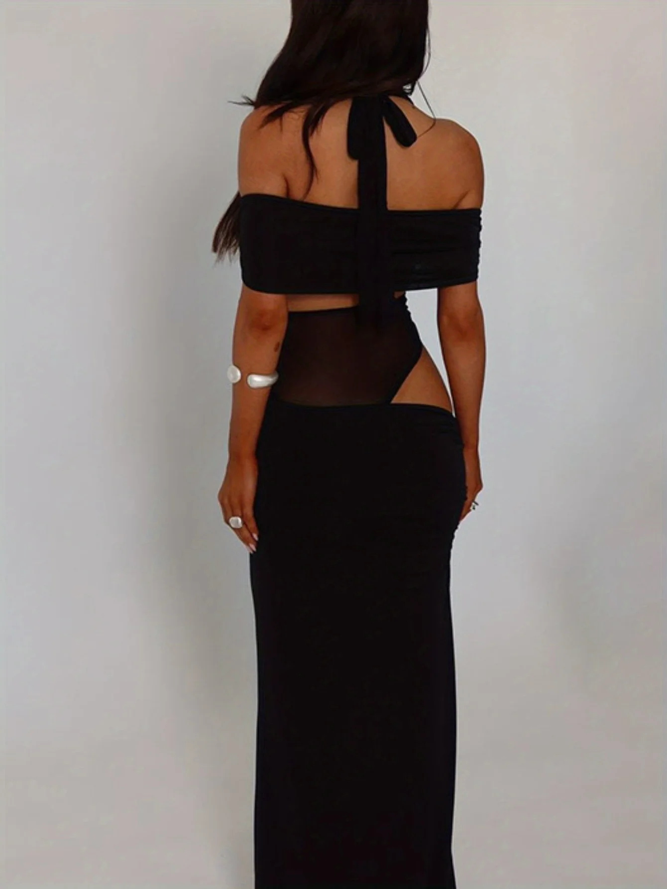 Robe en maille transparente à col licou : dos nu ajusté avec panneaux en dentelle pour une séduction sans effort