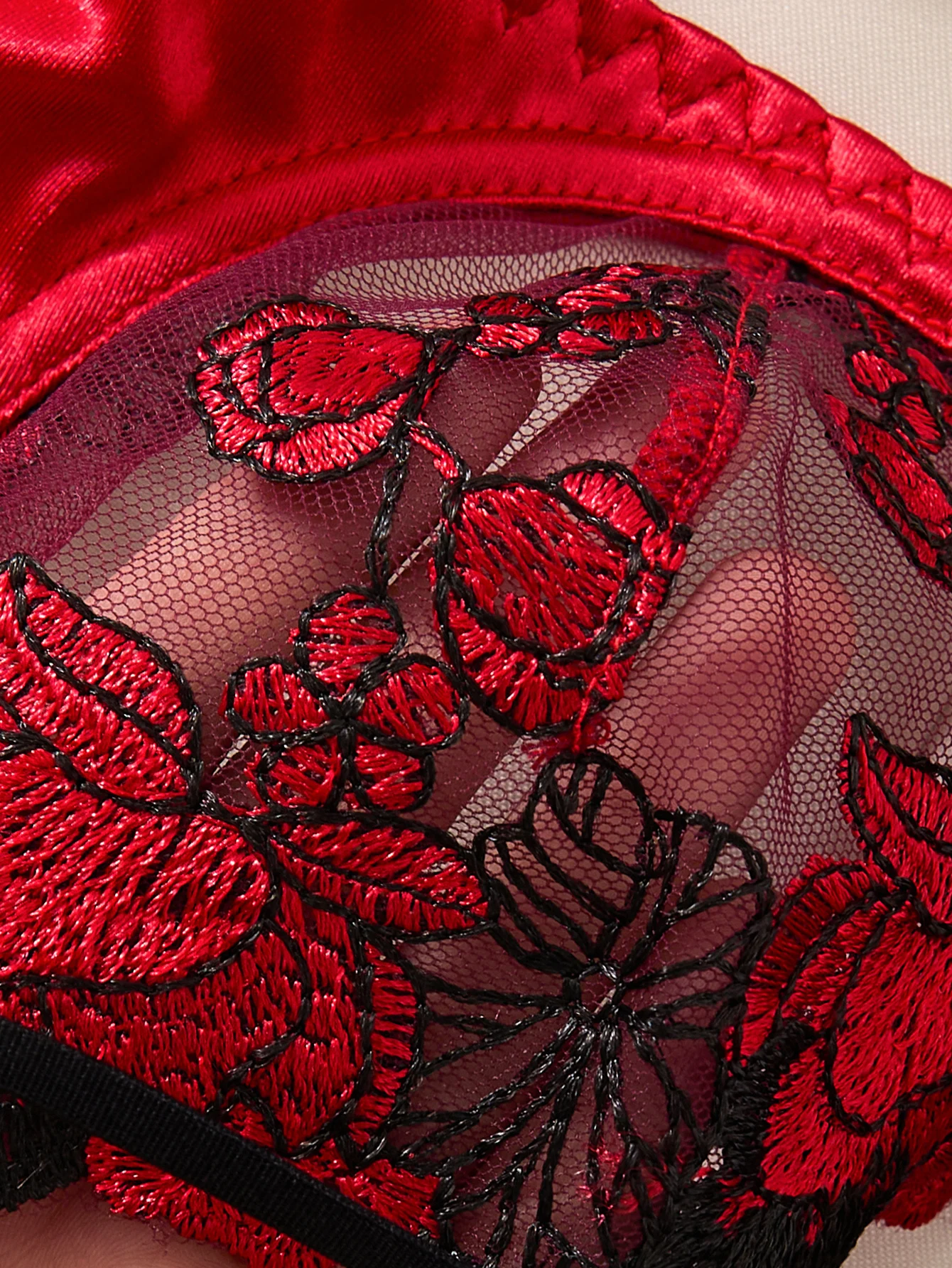 Um conjunto de lingerie vermelha sexy, incluindo sutiã e calcinha com padrões de margaridas, bem como um estilo doméstico confortável ZA825127