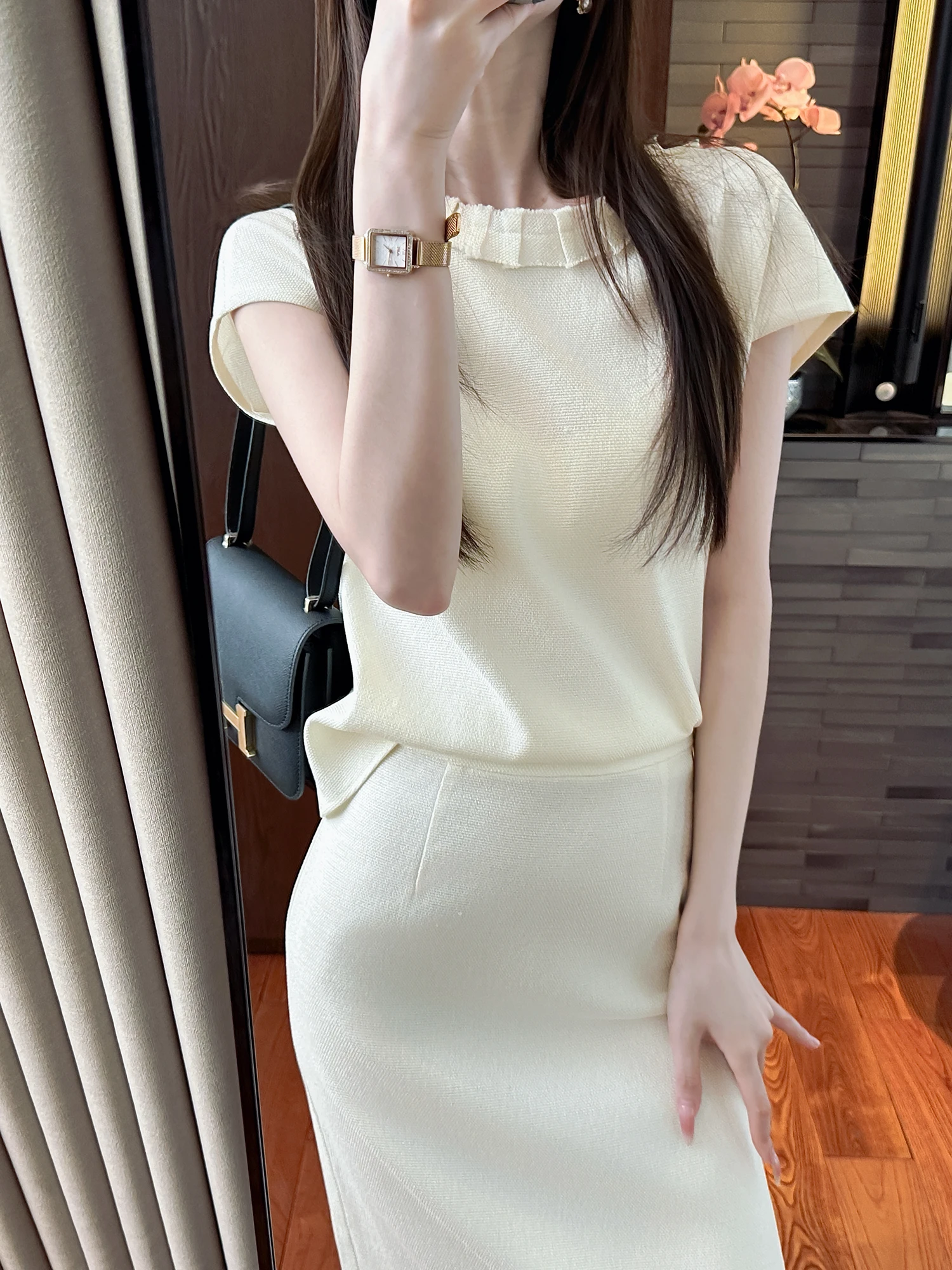 

Элегантный белый вязаный топ с деревянным декором для женщин: дышащий, комфортный, для повседневной носки