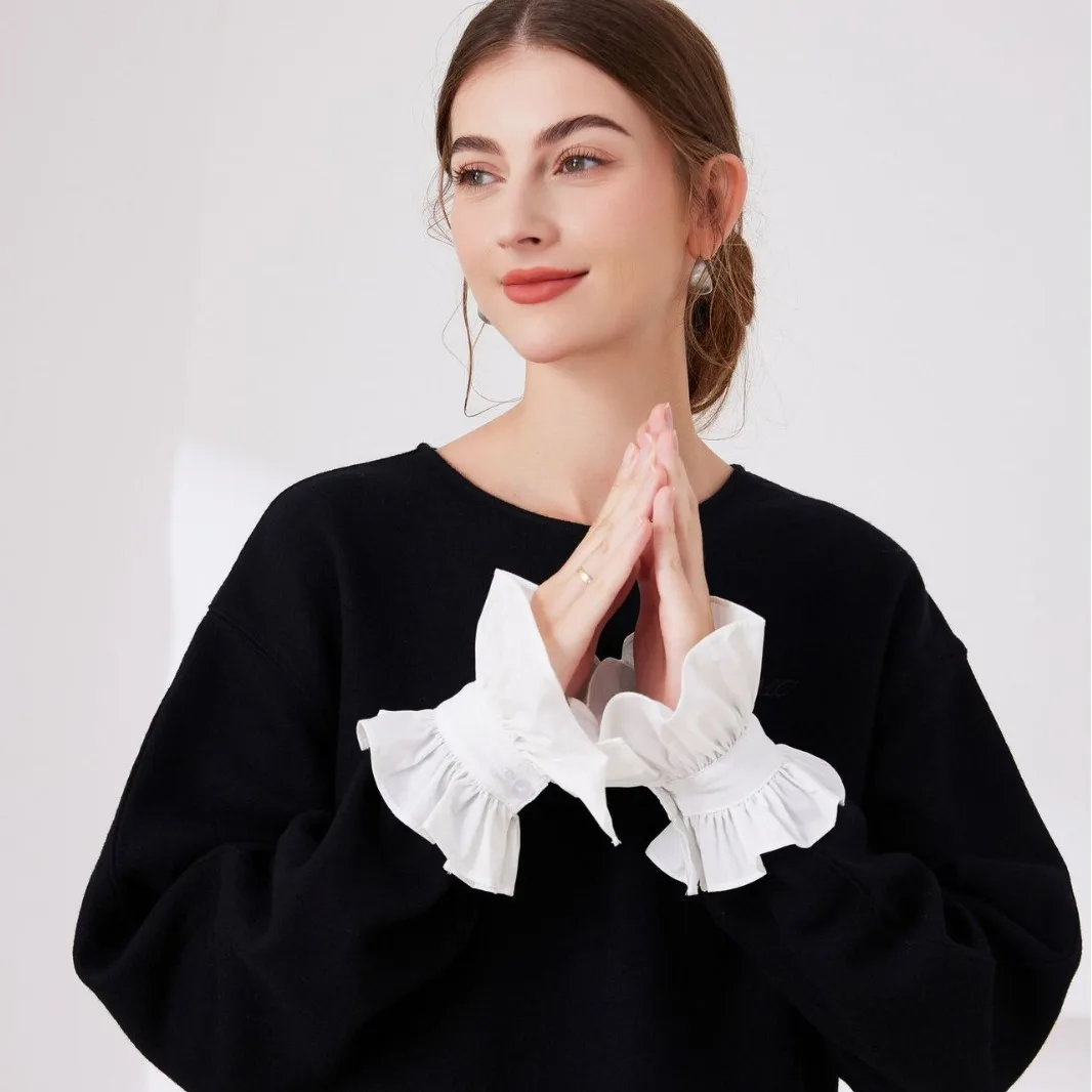 

2025 Новая популярная милая рубашка с искусственными манжетами. Простая и универсальная рубашка с рюшами. Декоративные манжеты. Элегантный темперамент.