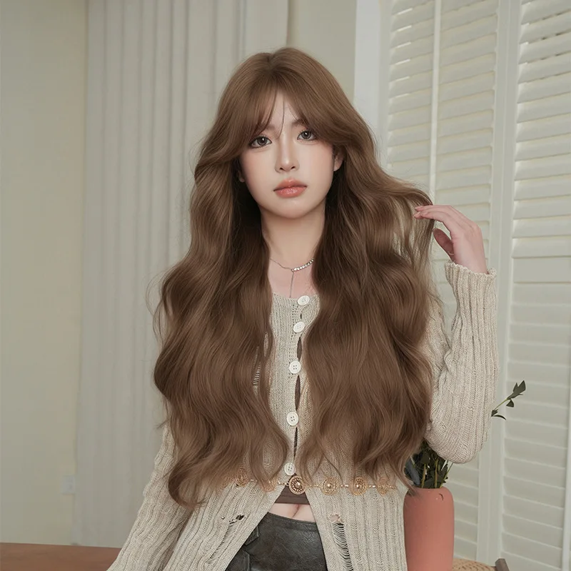 

Синтетический женский парик с длинными волнистыми волосами, элегантной центральной проборкой и длинными волнистыми прядями.