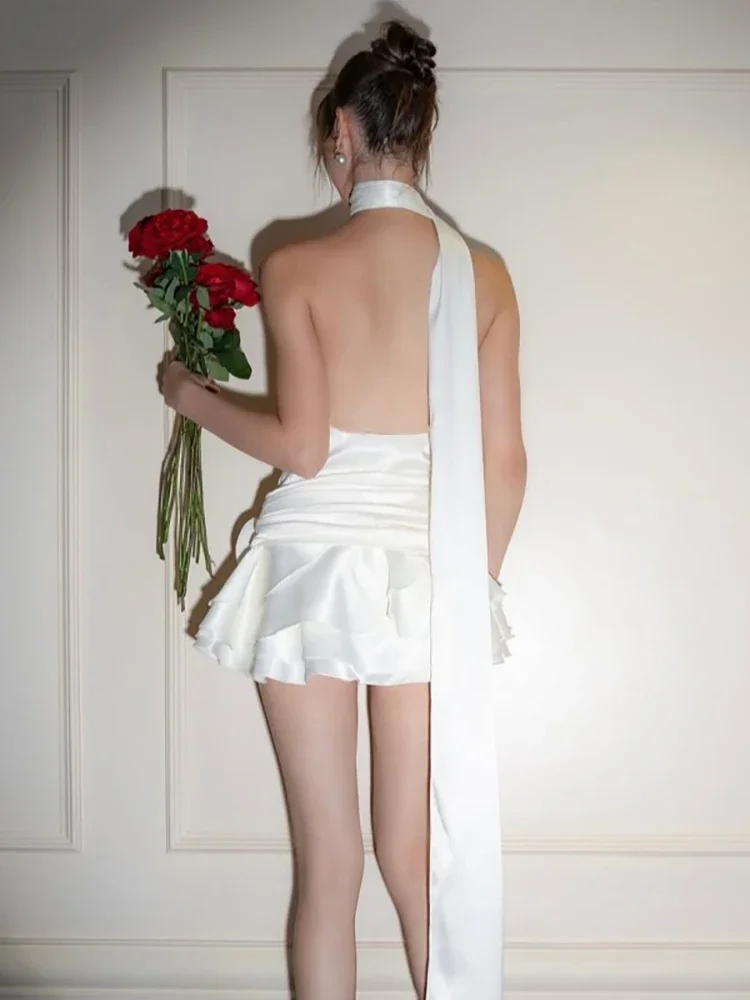 فستان نسائي مثير بدون ظهر ثلاثي الأبعاد على شكل زهور من الساتان الأبيض فستان على شكل حرف a للسيدات صيفي ضيق أنيق للحفلات والنوادي جديد 2025