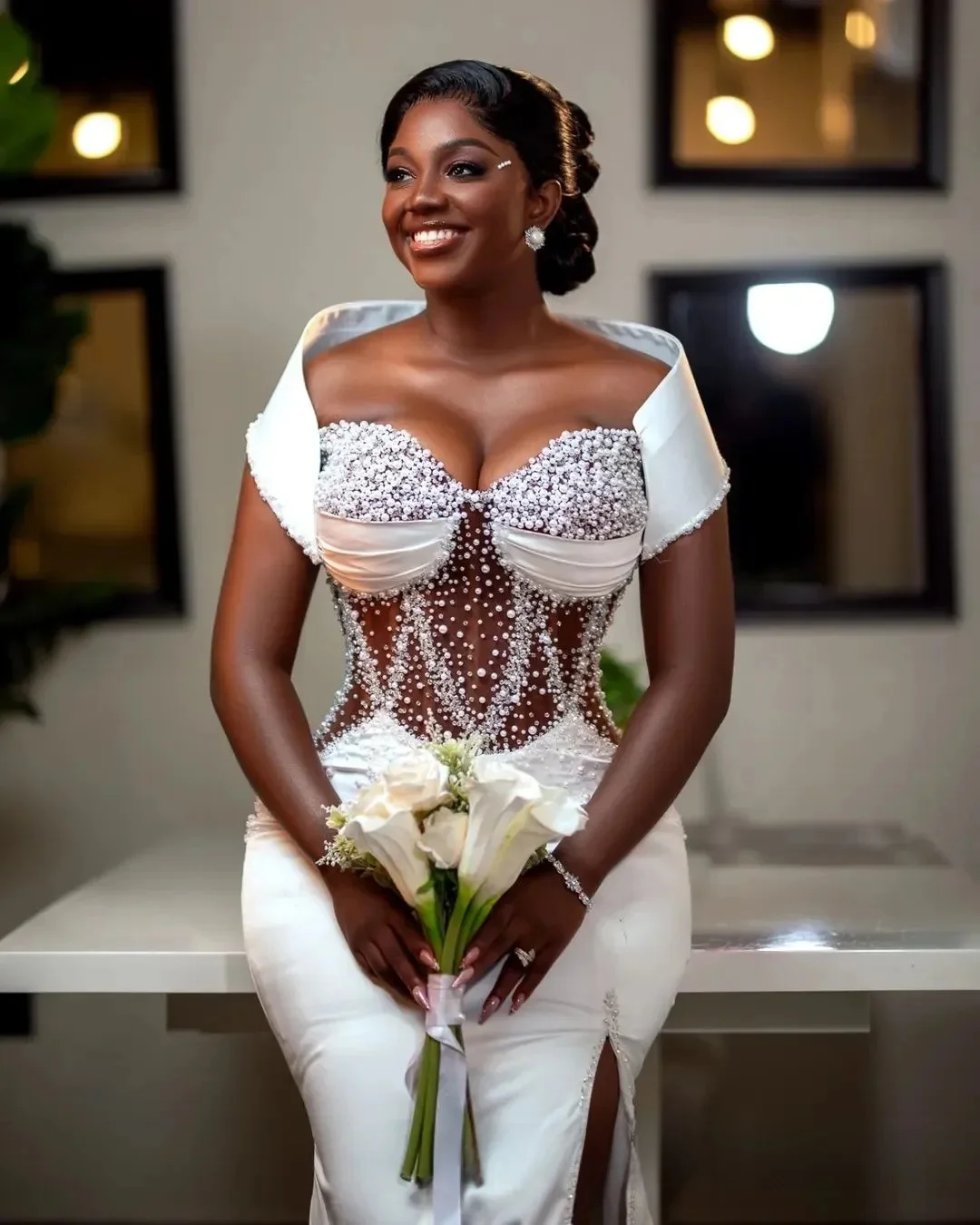 ชุดแต่งงานนางเงือกแบบสั่งตัดสำหรับเจ้าสาว ชุดเจ้าสาวสไตล์แอฟริกัน ประดับมุกและลูกปัด ด้านข้างผ่าข้าง เซ็กซี่ ลายดอกไม้