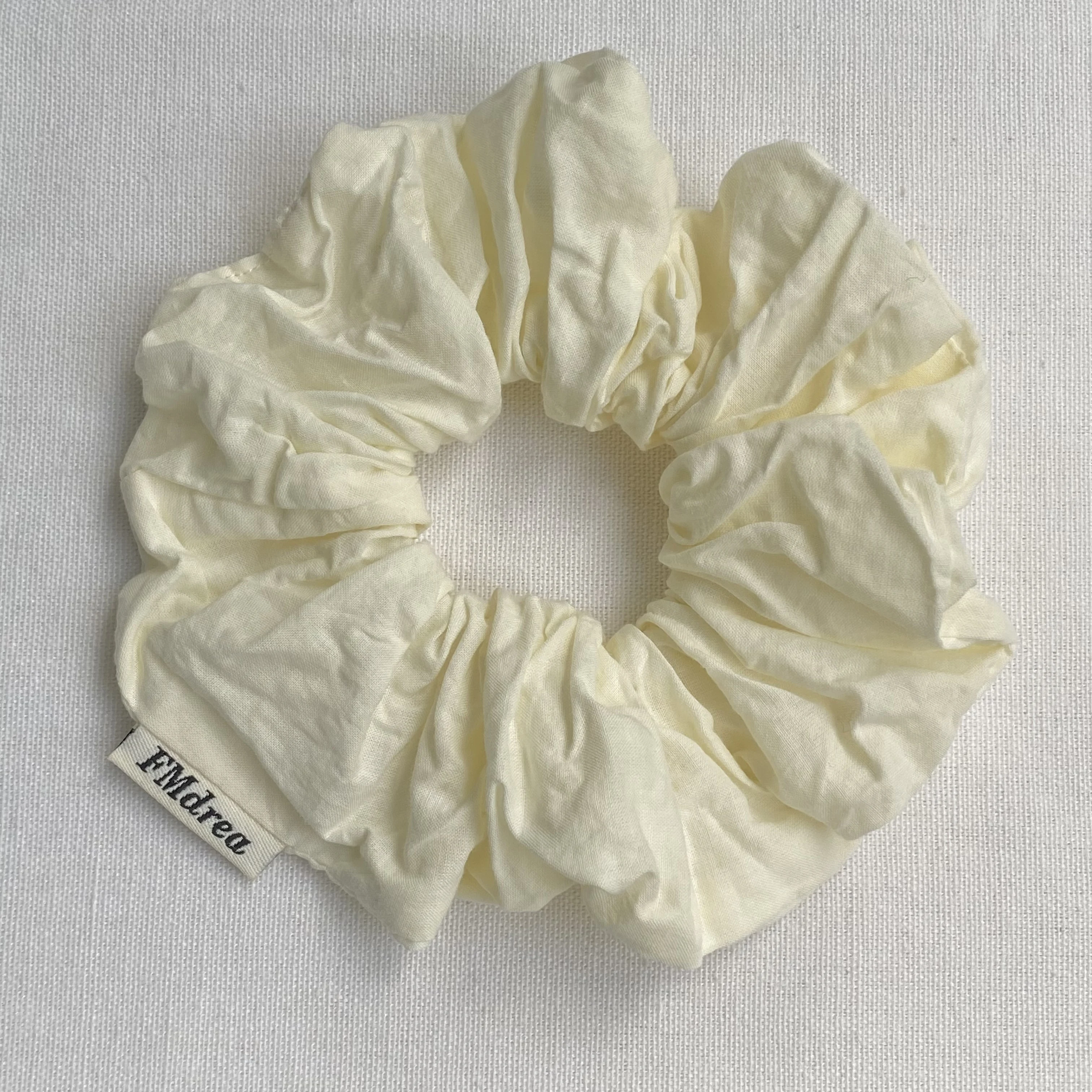 Einfaches, einfarbiges, weißes und kühles blaues Scrunchie aus grobem Haargummi, farbenfrohes, vielseitiges Sommer-Haargummi für den täglichen Gebrauch, Pferdeschwanz-Haaraccessoire – Detail 4