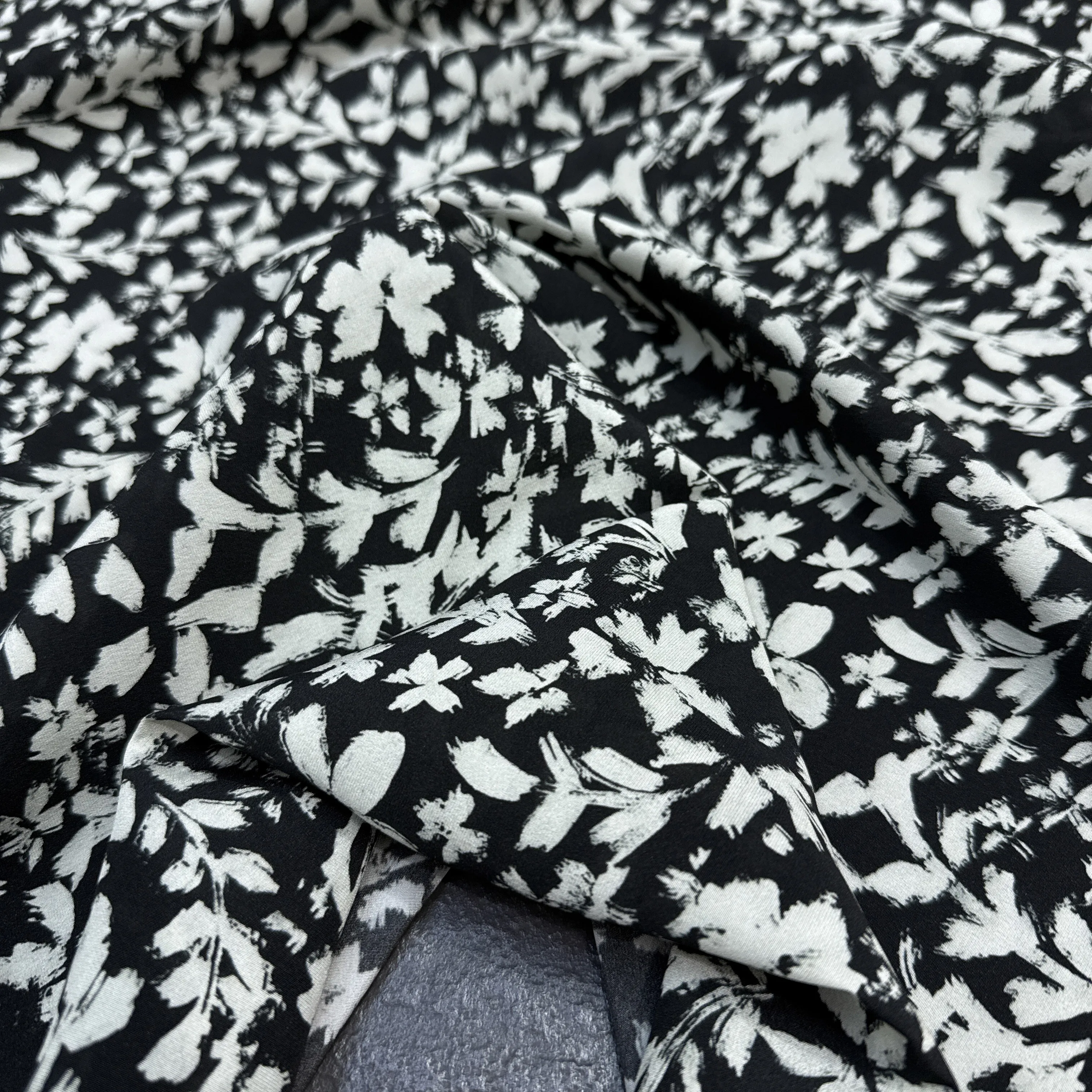 140CM Wide 18MM Small Floral Printed Stretch Black Silk Crepe de Chine Fabric for DIY Sewing Summer Dress Skirt Pajamas FR6993