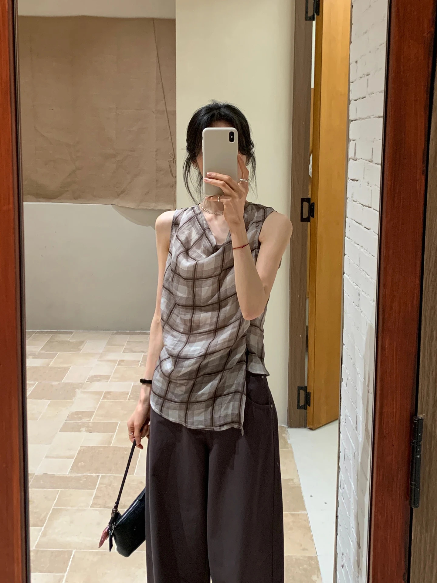 

BRIVIN Asymmetric High Slit Midi Shirt Women's Summer New Design Coffee Grid Sleeveless Top French Style Loose Fit Non-deform...