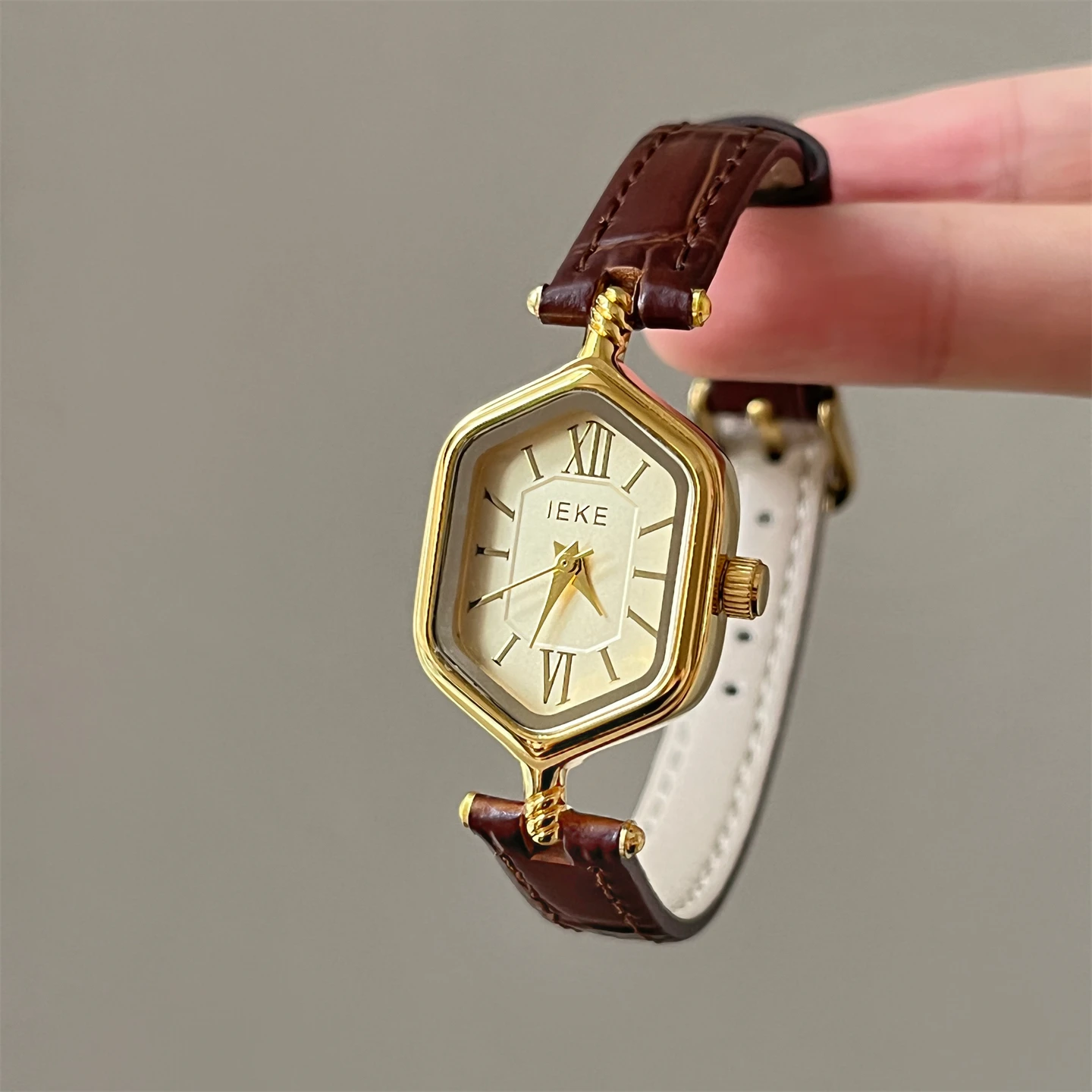 Chinese red diamond-shaped dial women's watch, retro style, elegant and refined women's leather strap, professional wristwatch.