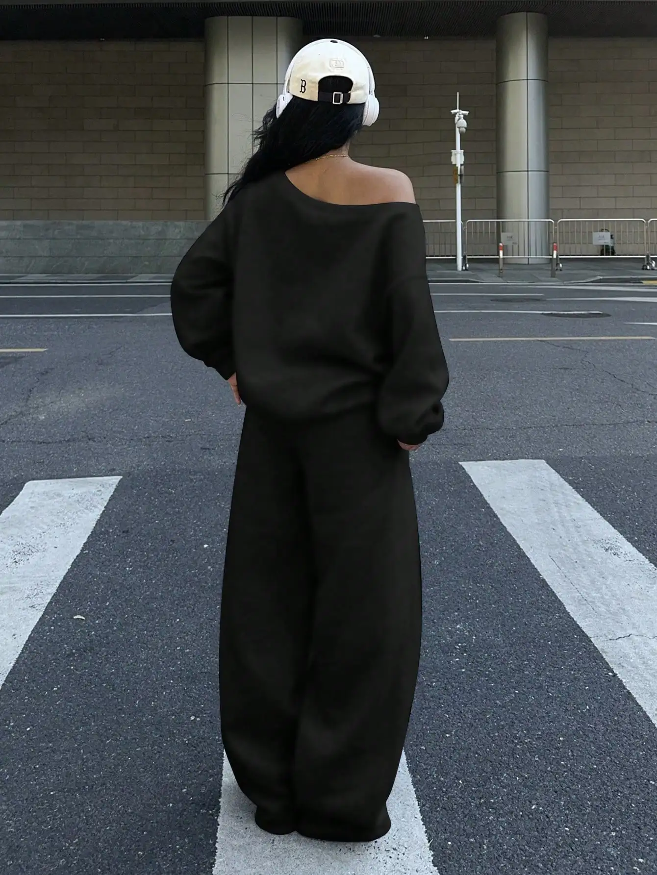 ชุดเสื้อสเวตเชิ้ตเปิดไหล่ขนาดใหญ่ 2 ชิ้นและกางเกงขายาวทรงกว้างสำหรับผู้หญิง พิมพ์ลายกราฟิก NYC สำหรับฤดูใบไม้ร่วงและฤดูหนาว