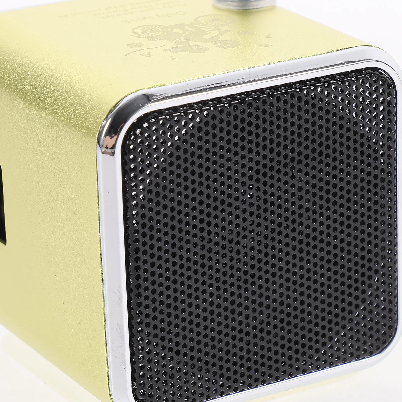 

1 set Mini Speaker Retro Radio Shape Wireless Portable Outdoor Bass Sound Travel Desktop Rechargeable Practical