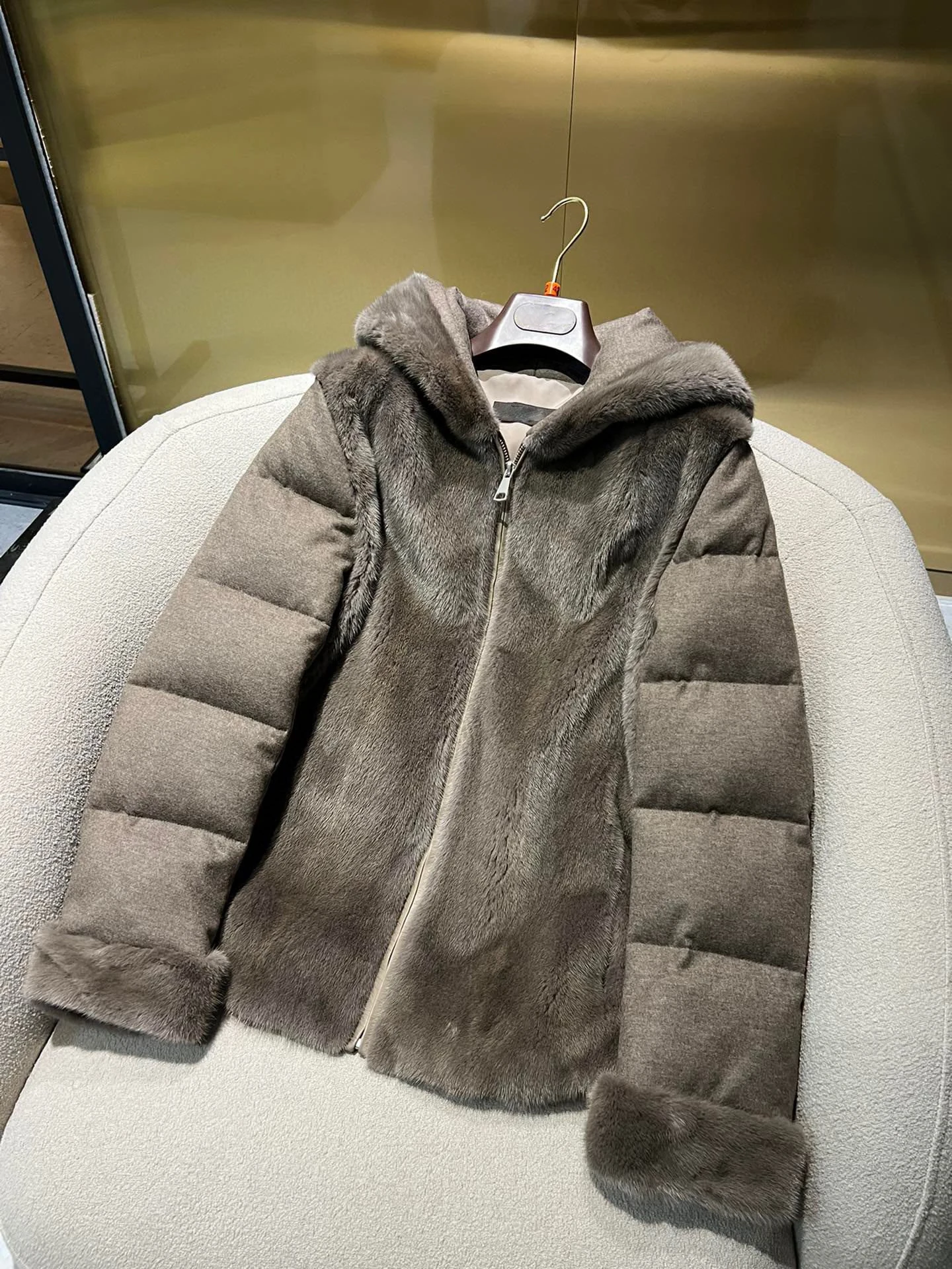 Hooded Down Jacket with Rich Mink Splicing Design, Luxurious Style, Elegant and Luxurious, Autumn and Winter, New, High Quality