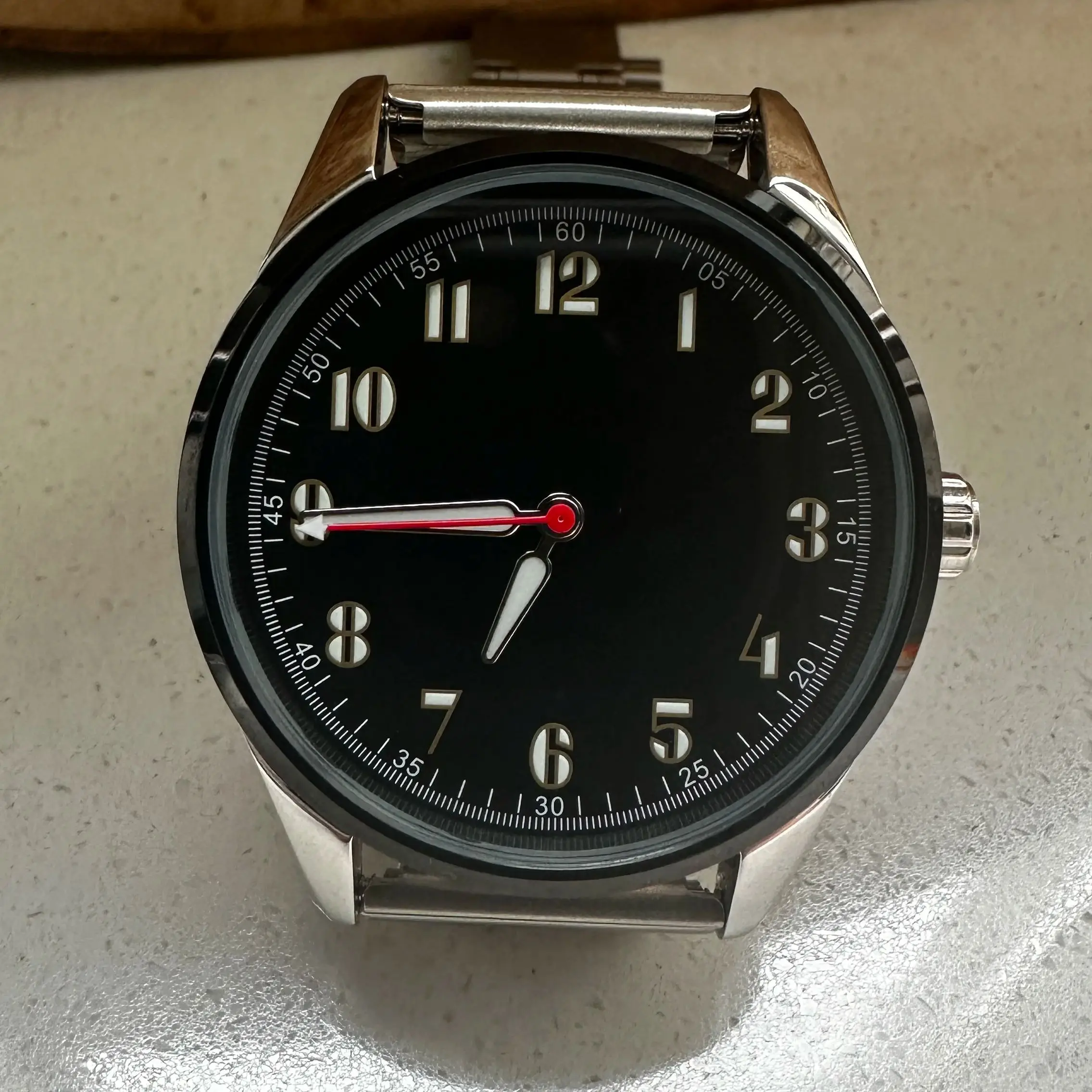 

Мужские кварцевые часы Корпус из нержавеющей стали Водонепроницаемый минималистичный дизайн Мужские подарки оптом