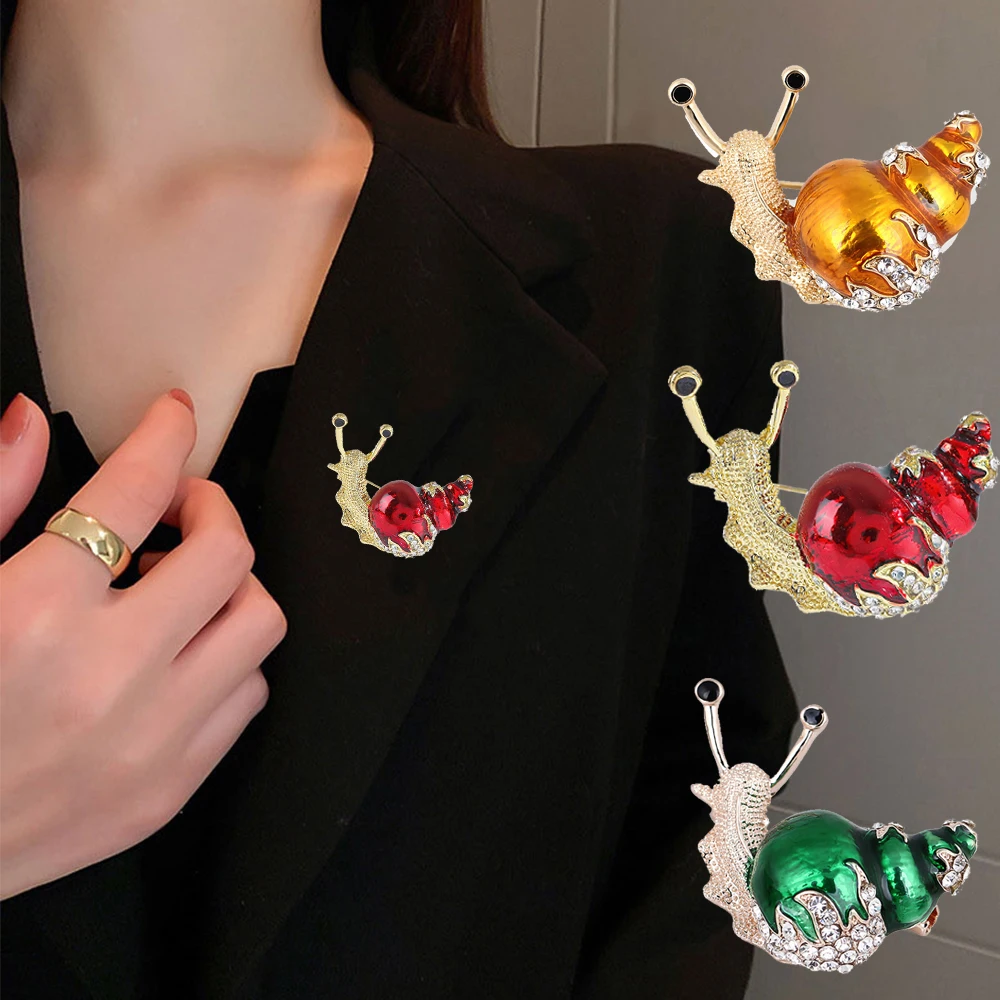 

Luxury Rhinestone Snail Brooches for Women Unisex 4 Color Metal Animal Lapel Pins Dress Suit Corsage Party Jewelry Accessories
