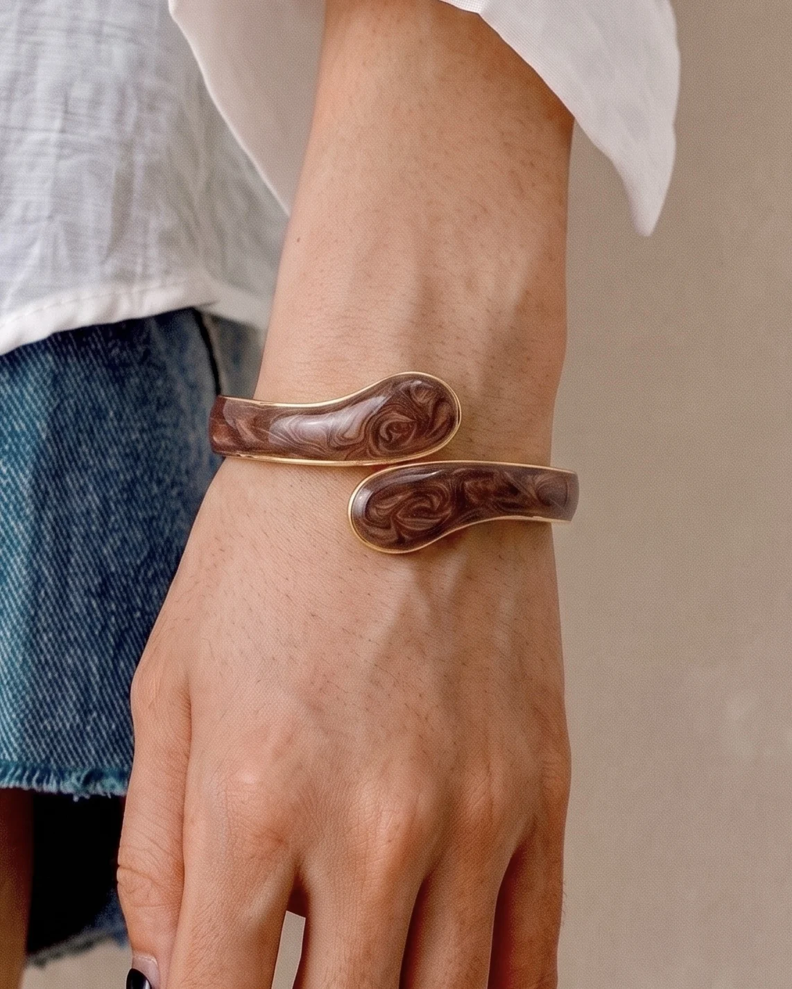 1 Piece of Fashionable Retro Aesthetic Brown Swirl Enamel Open Spring Bracelet, Suitable for Women's Daily Wear and Evening Party Jewelry Accessories