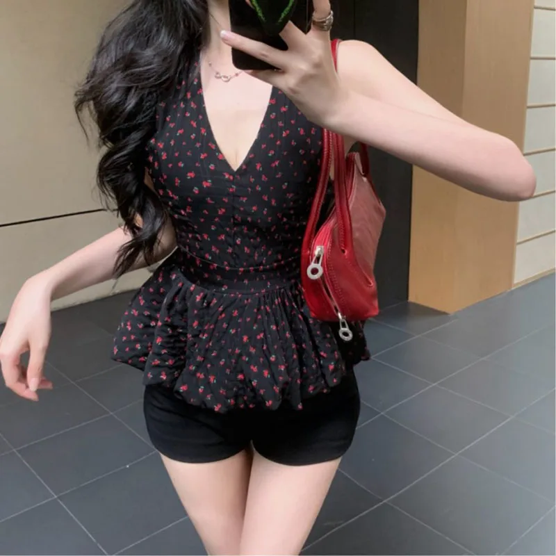 Chaleco rojo dulce con cuello en V y cuello colgante para mujer en verano 2025, nuevo nicho ajustado, top elegante a la moda para mujer