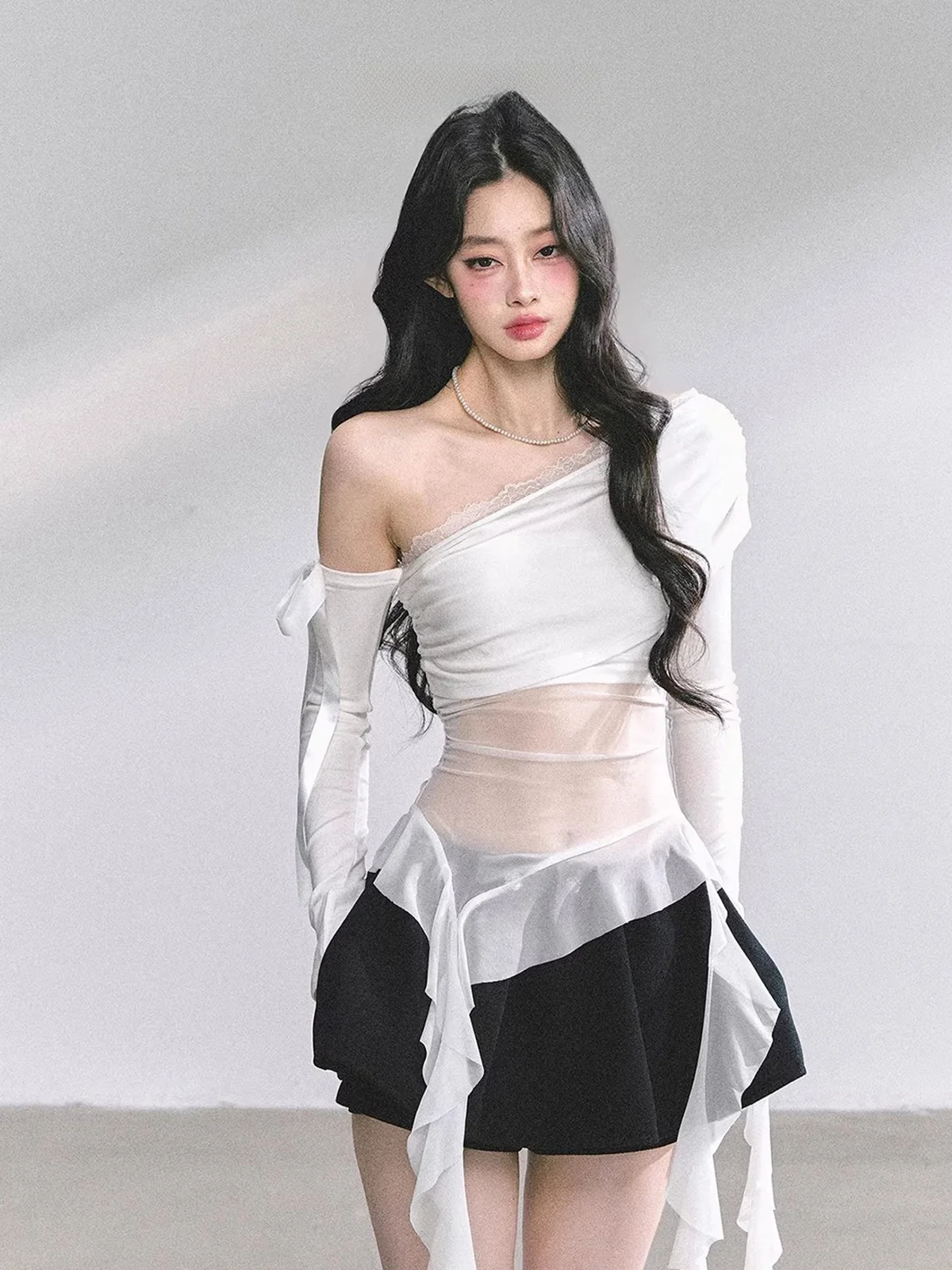 

Женский топ AOMALM с открытыми плечами, кружевными вставками и длинными рукавами, тонкая футболка из полиэстера, белая, осенняя коллекция