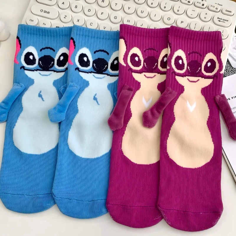 Calcetines de mano con atracción magnética de Stitch Angel, calcetines de Anime de Disney para hombres y mujeres, calcetines de tubo medio para parejas, calcetines de suelo divertidos para el hogar
