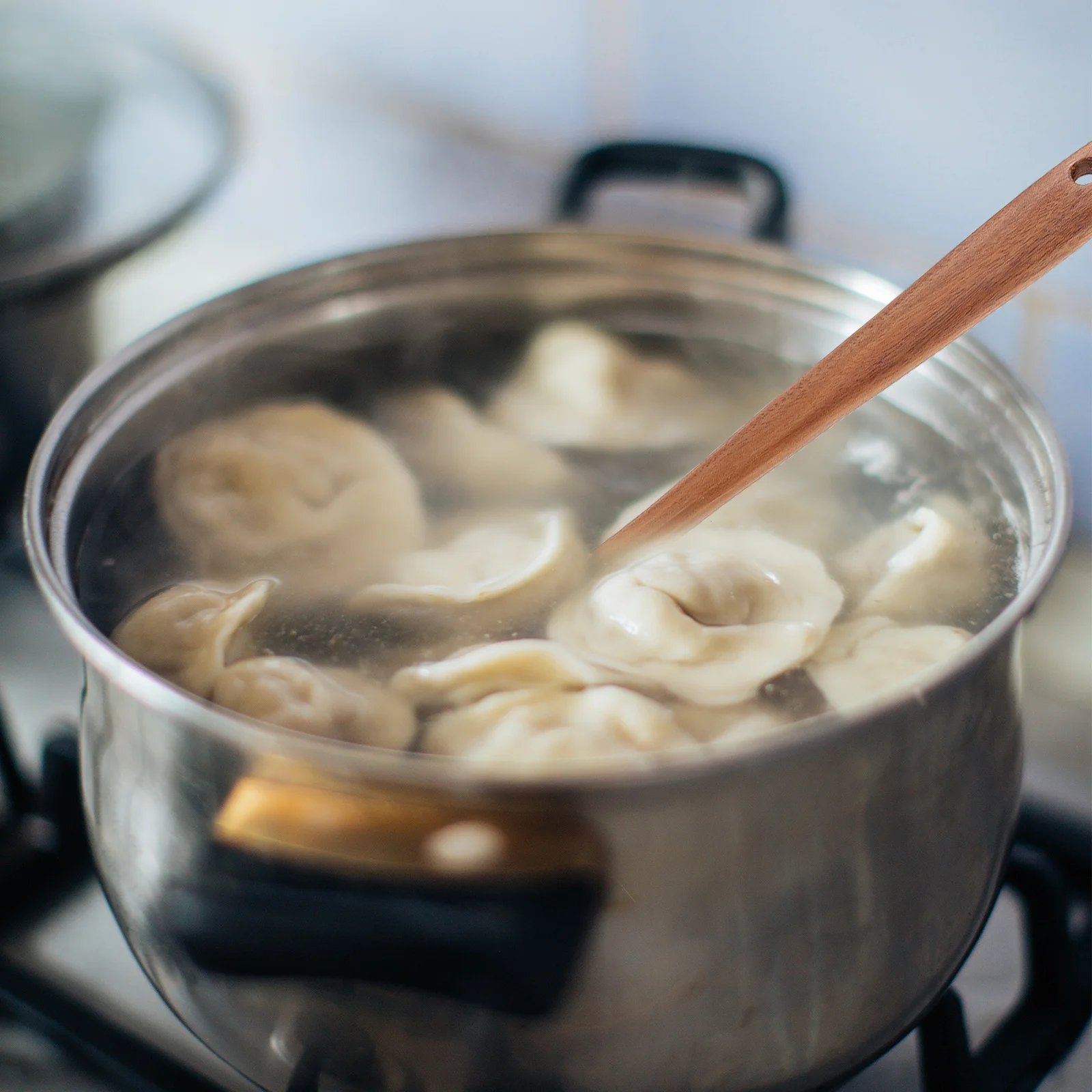 

1Pcs Teak Wood Noodle Spoon Kitchen Colander Hanging Hole Long Handle Spaghetti Strainer Pasta Filter Spaghetti Spoon Server