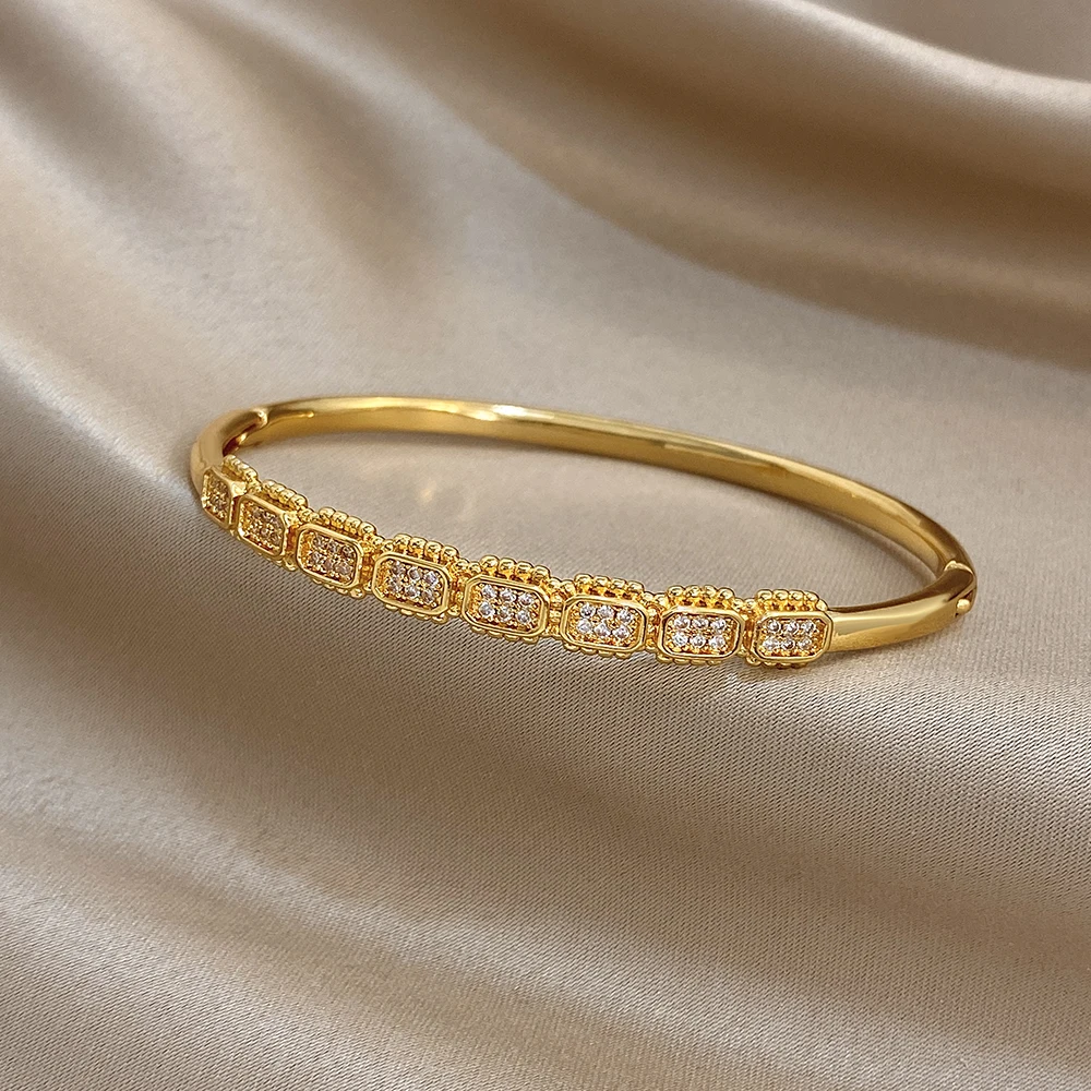 กำไลข้อมือทองชุบลายเรขาคณิตหรูหราสำหรับผู้หญิง กำไลเปิดได้ประดับเพชรทรงสี่เหลี่ยม ดีไซน์สง่างาม แฟชั่นปี 2026 ของขวัญเครื่องประดับ