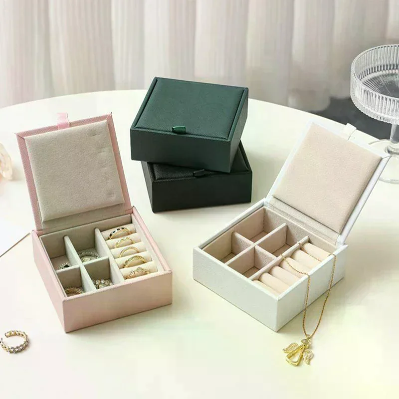 

Портативная дорожная шкатулка для украшений - мини-футляр из искусственной кожи с мягким бархатным покрытием внутри, компактный органайзер для колец, серег, ожерелий