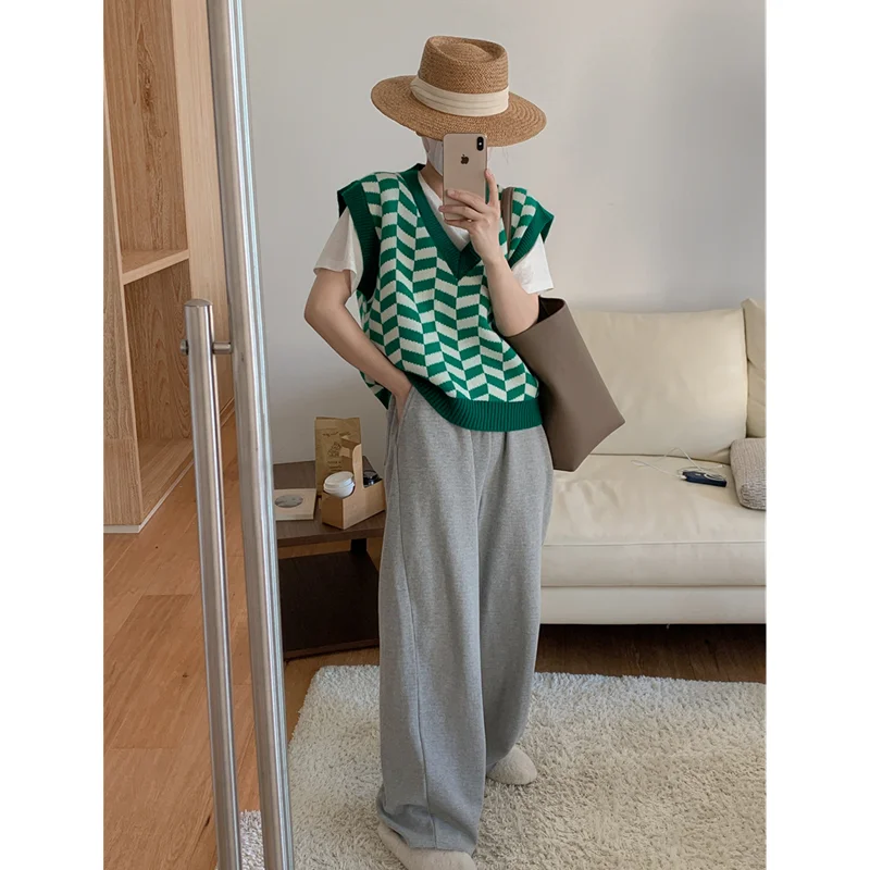 

Women's Autumn and Winter Vintage Temperament V Neckline Colors Checkered Knitted Waistcoat The New Versatile Sleeveless Sweater