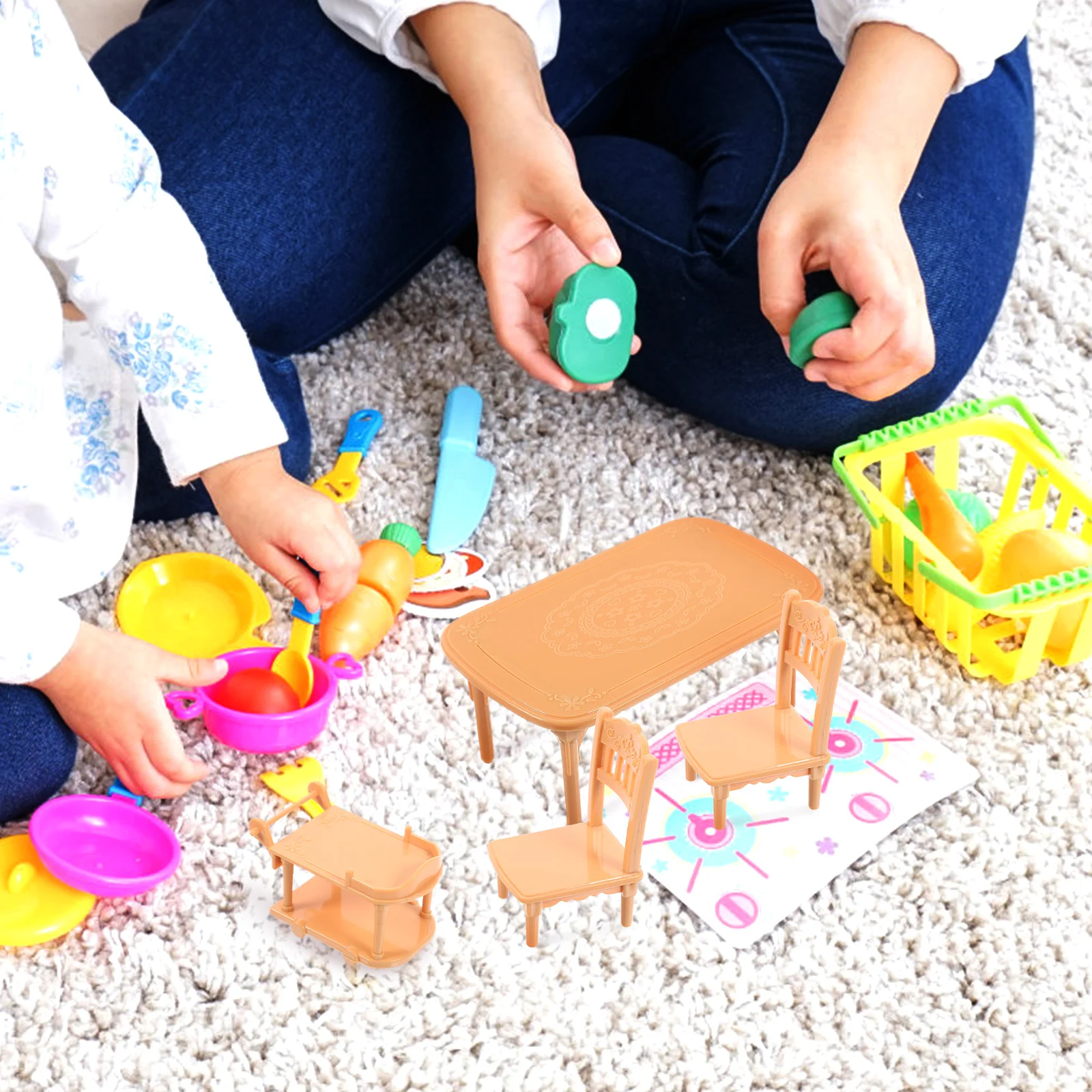 Mesa e cadeiras para casa de bonecas, mini móveis minúsculos de jantar, brinquedo em miniatura de plástico para bebês