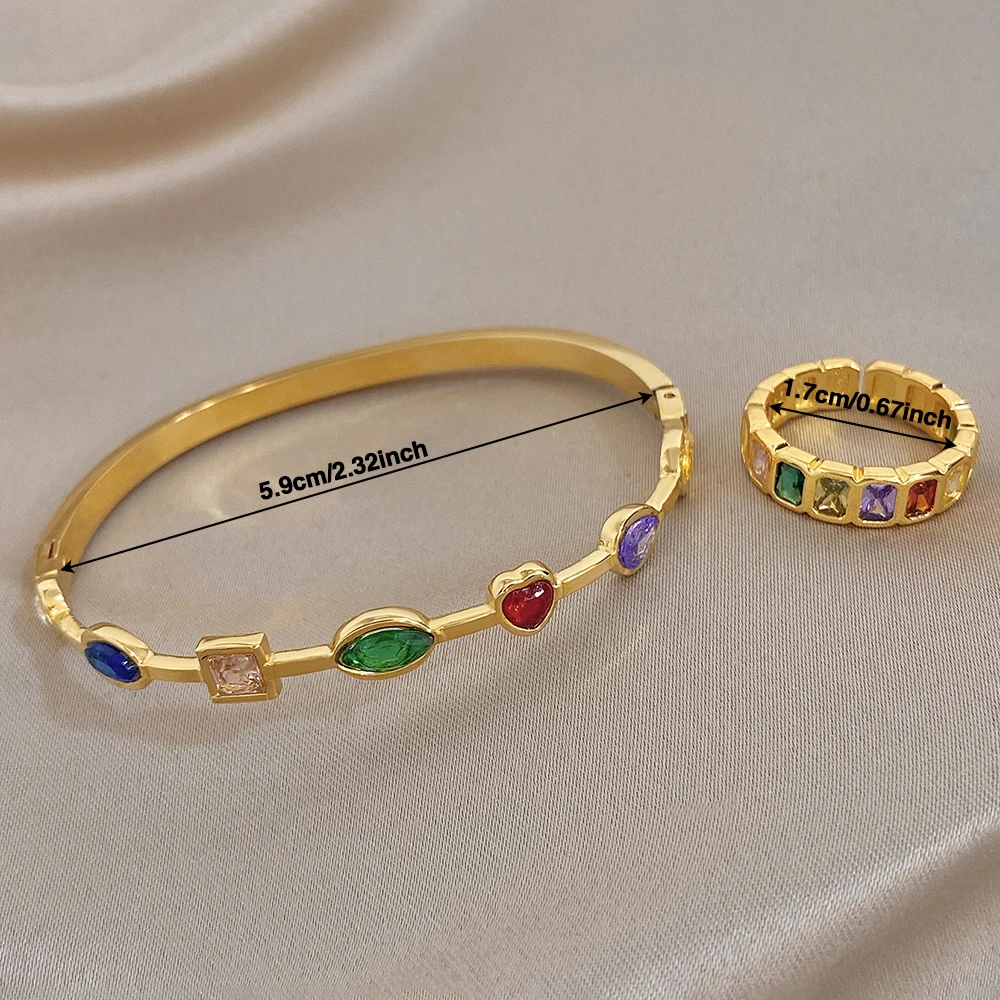 pulseira dourada de pedras e anel com pedras