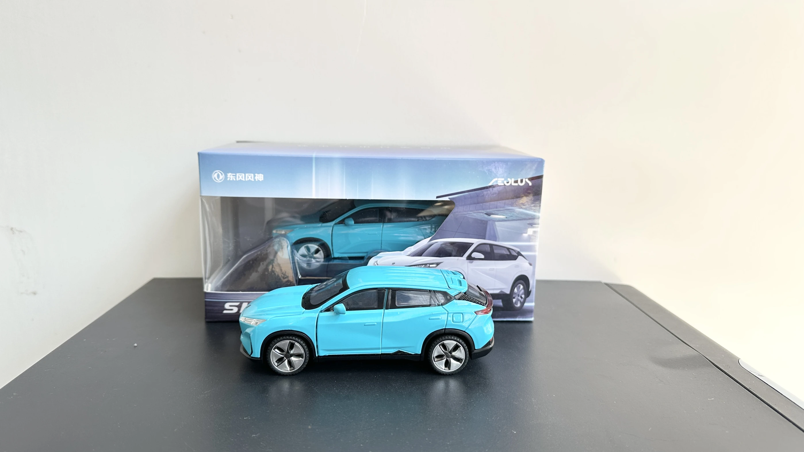 Dongfeng Fengshen Sky 01 Azul 1:32 Modelo de coche de simulación de aleación, adorno de colección de 2 puertas extraíble