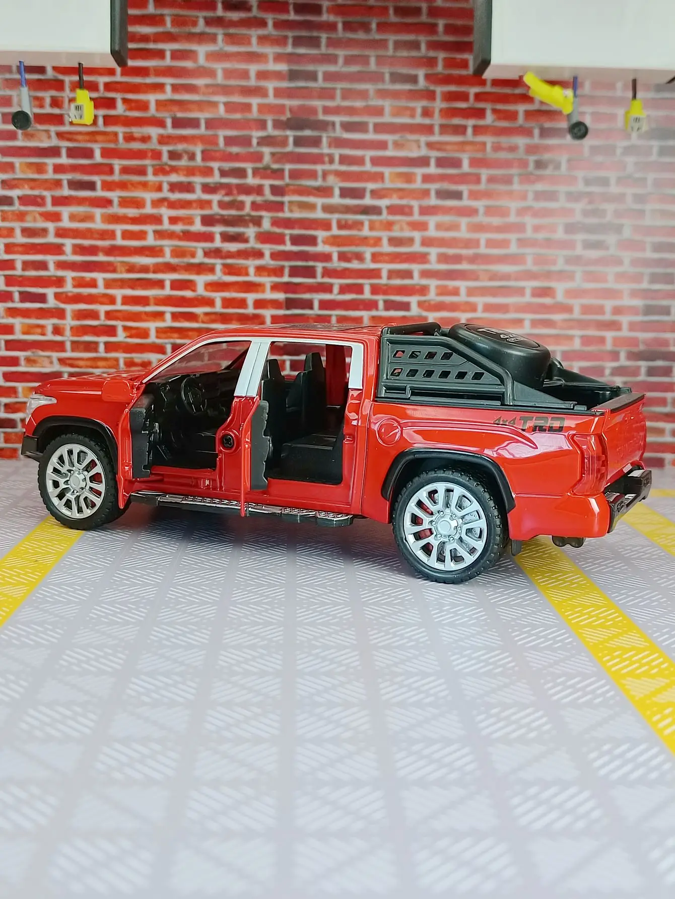 

1:32 Pull-back acousto-optic openable children's toy with alloy model of Tantu pickup truck off-road vehicle fine workmanship