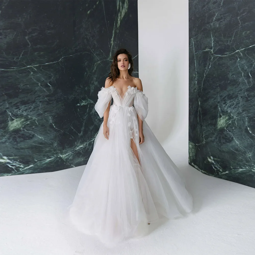 Suknia ślubna z dekoltem w serek, do ziemi, z krótkim trenem, odkryte ramiona, seksowne rozcięcie, aplikacje, linia A, tiulowa suknia ślubna na plażę.