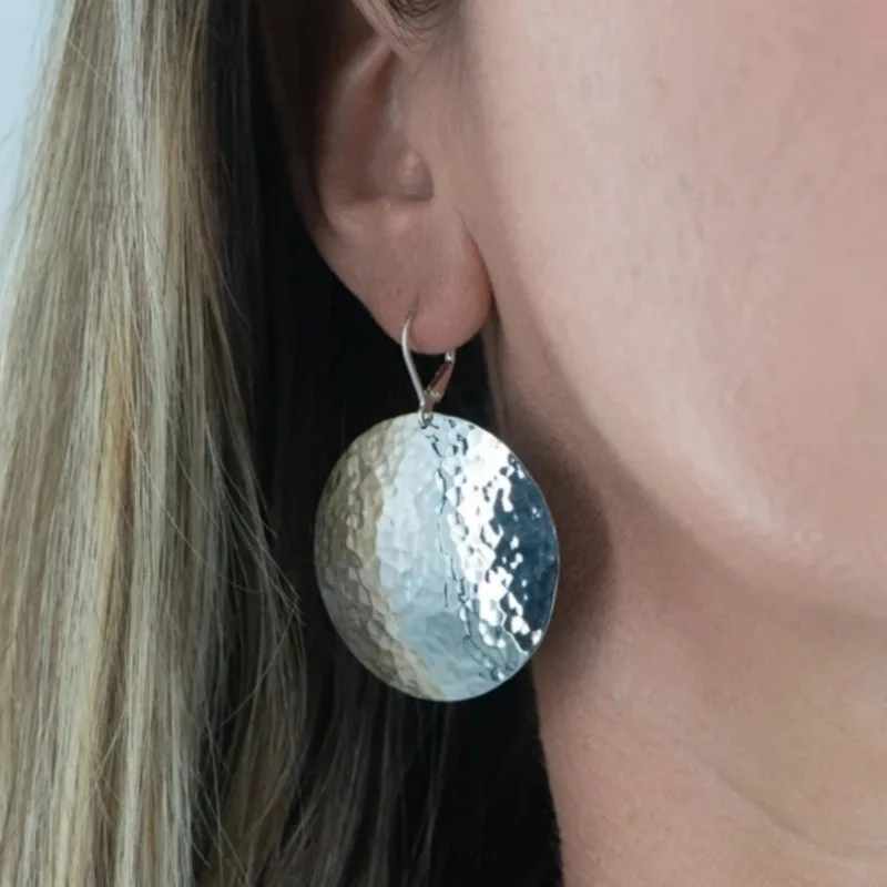 Vintage Silberfarbene Kreisförmige Hängeohrringe für Damen Metall Handgeschnitztes Muster Party Alltags-Accessoire