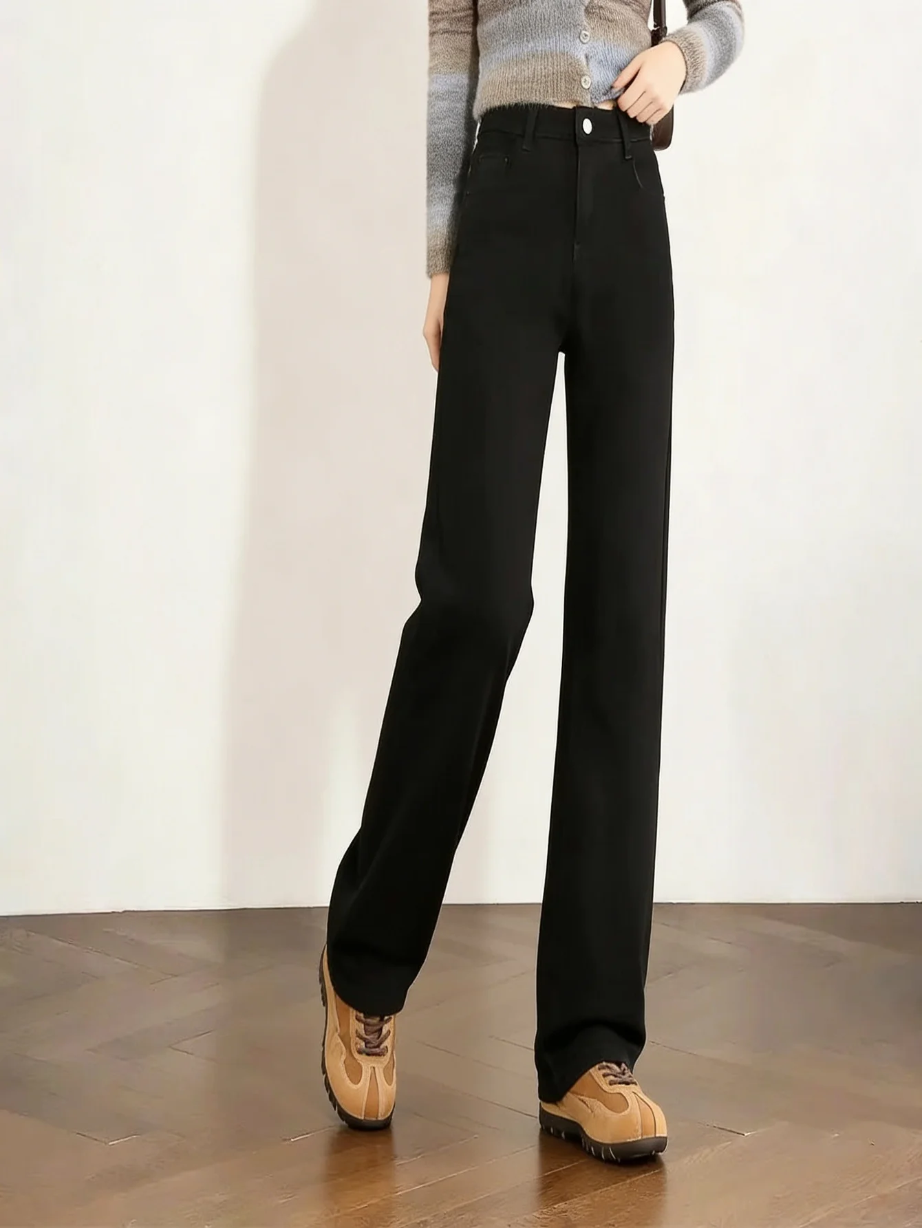 

Мужские черные джинсы в стиле стритвир, облегающие, минималистичные, однотонные, без аксессуаров и ремней.