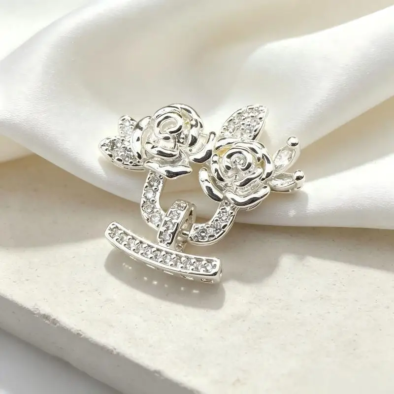 Mehreiliges Schmuckset aus Messing mit Rosen- und Perlenmotiven, bestehend aus Armband und Halskette, mit stabiler Endverschlussklemme, ideal für den täglichen Gebrauch und als Geburtstagsgeschenk. – Detail 7