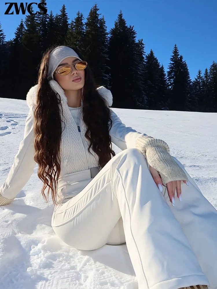 2025年冬新作 レディース ハイキングウェア 防風フード付きスキージャンプスーツ 女性用 暖かいジッパー付きプリーツスノーボードスキースーツ ベルト付き