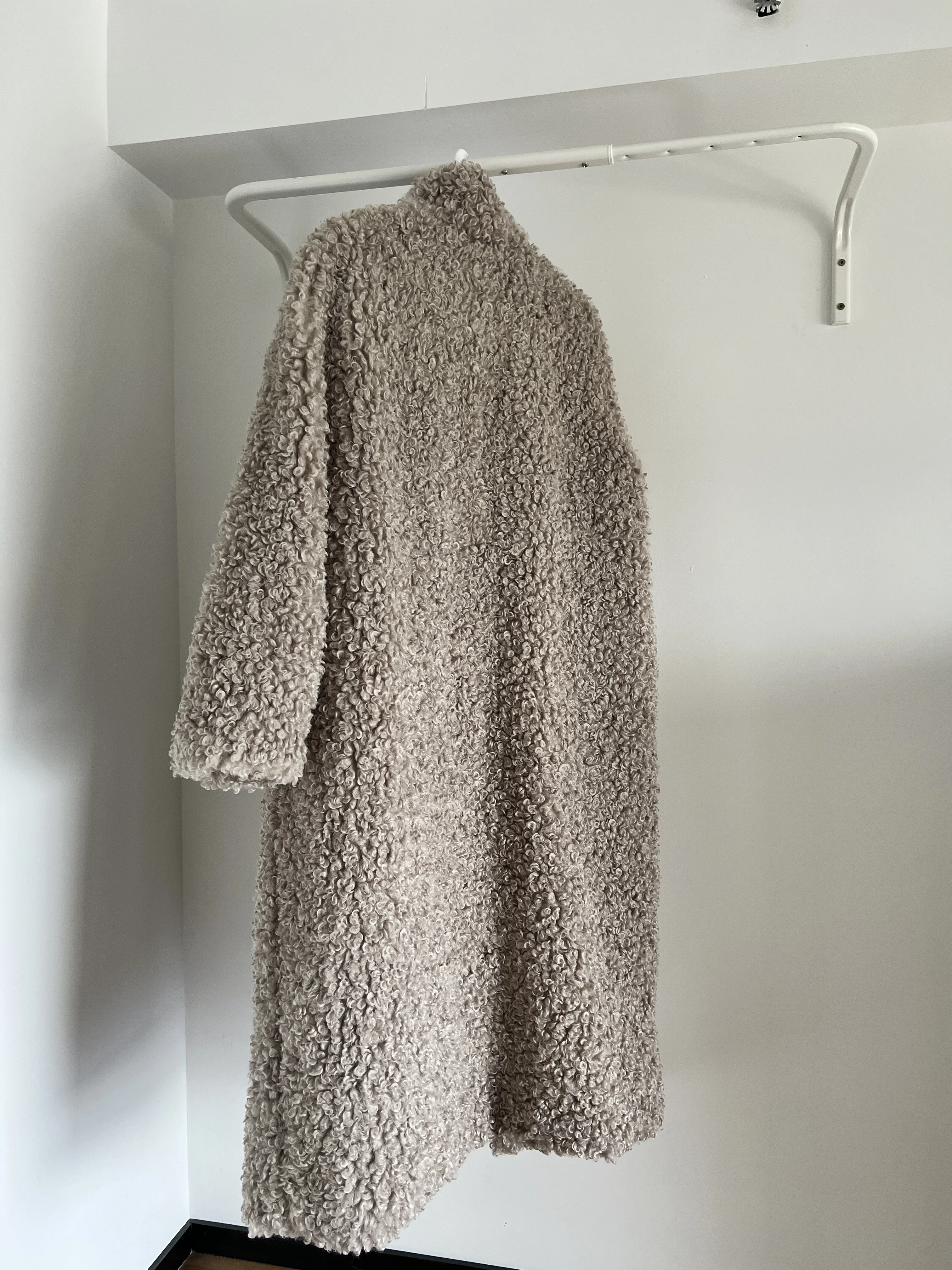Gray Wool Faux Fur Shearling Long Coat for Women Winter 2025 Winter Fashion Trendy Teddy Maxi Coat Monki Curly Clean Fit Outwear