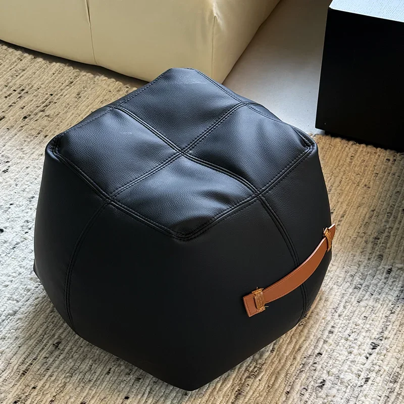 Salon simple et moderne, repose-pieds, tabouret à langer d'entrée, tatami