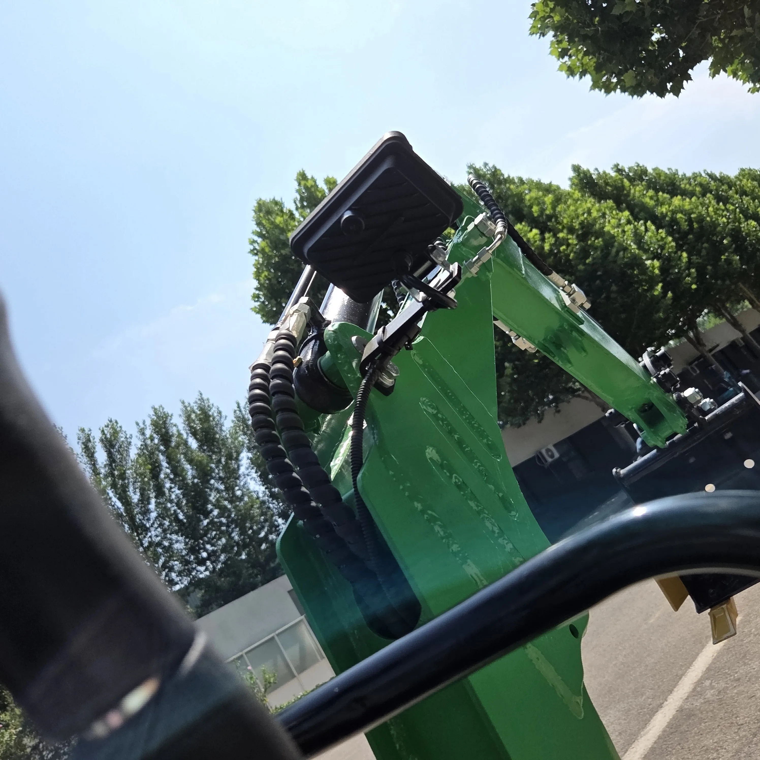 Wysokowydajna, 1-tonowa mini koparka domowa – silnik KOOP/Briggs & Stratton, ciśnienie 19 kPa i wszechstronne zastosowanie