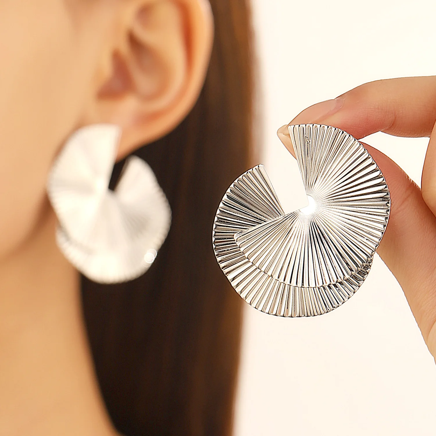 Distorted Fan Design Exaggerated Fashion Big Stud Earrings for Women Europe and American Style Personality Party Ear Jewelry