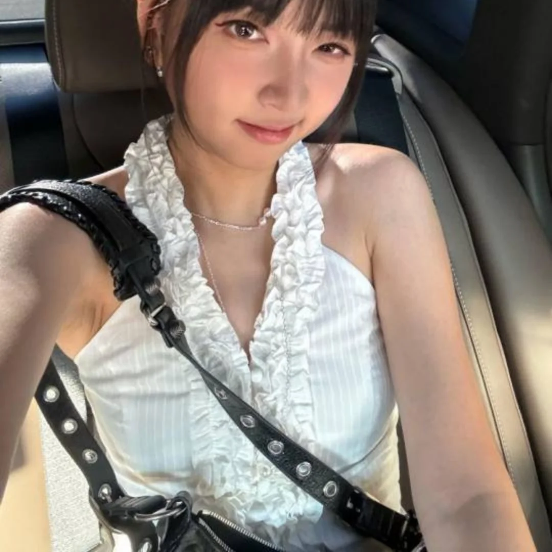 

Sweet, simple, and pure. Lotus leaf edge hanging neck sleeveless camisole vest for summer slimming and versatile top for women