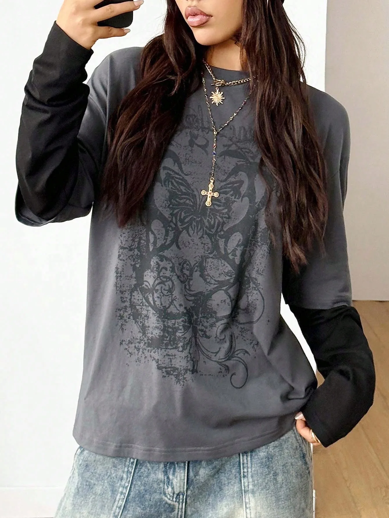 Sweet and cool wind makes old butterfly print fake two-piece long-sleeved T-shirt loose off-shoulder spice girl top.